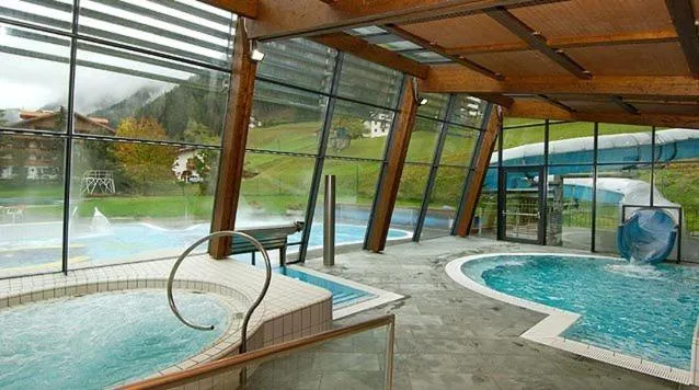 Hot Tub in Garni Toni