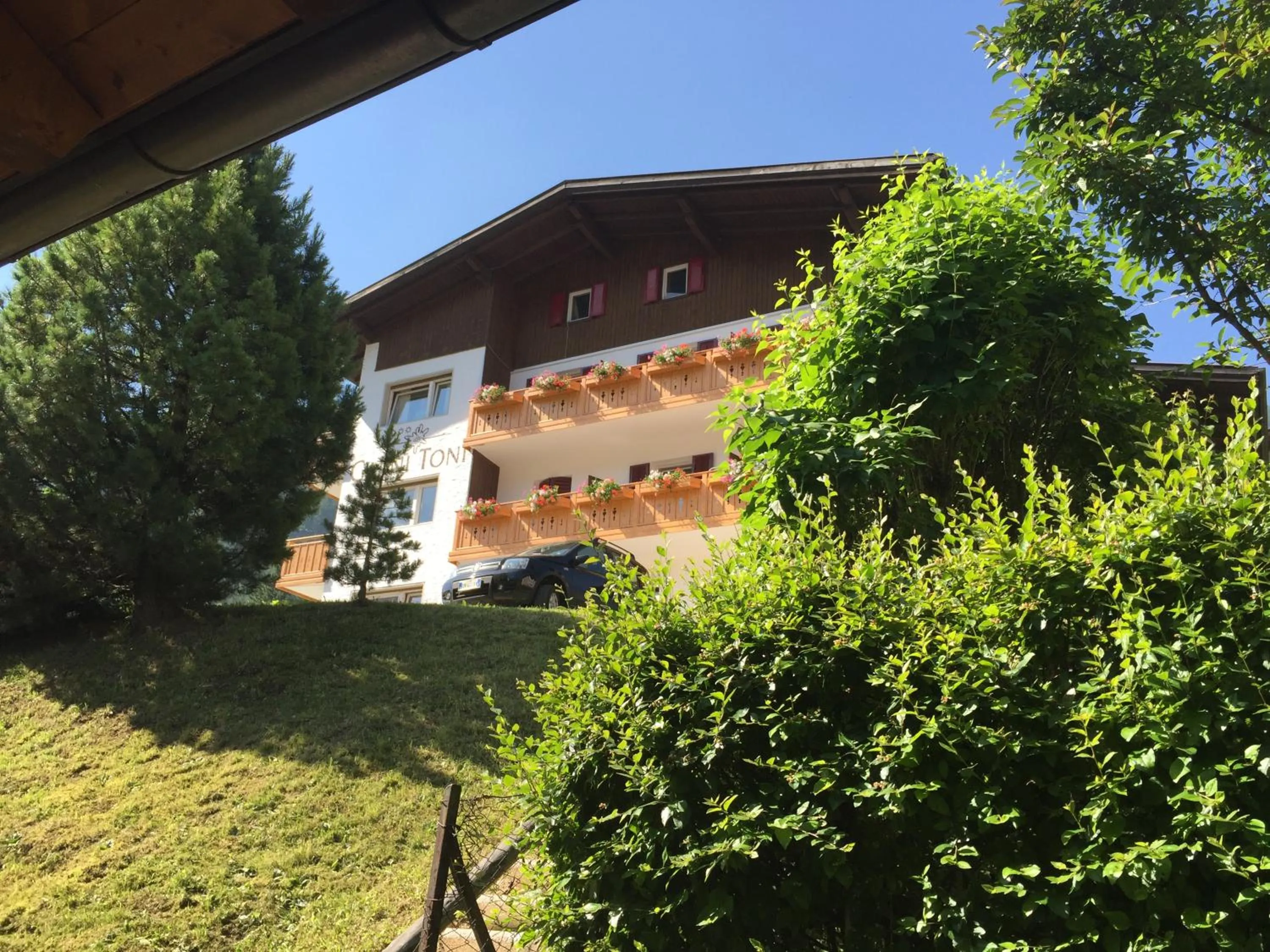 Property building in Garni Toni