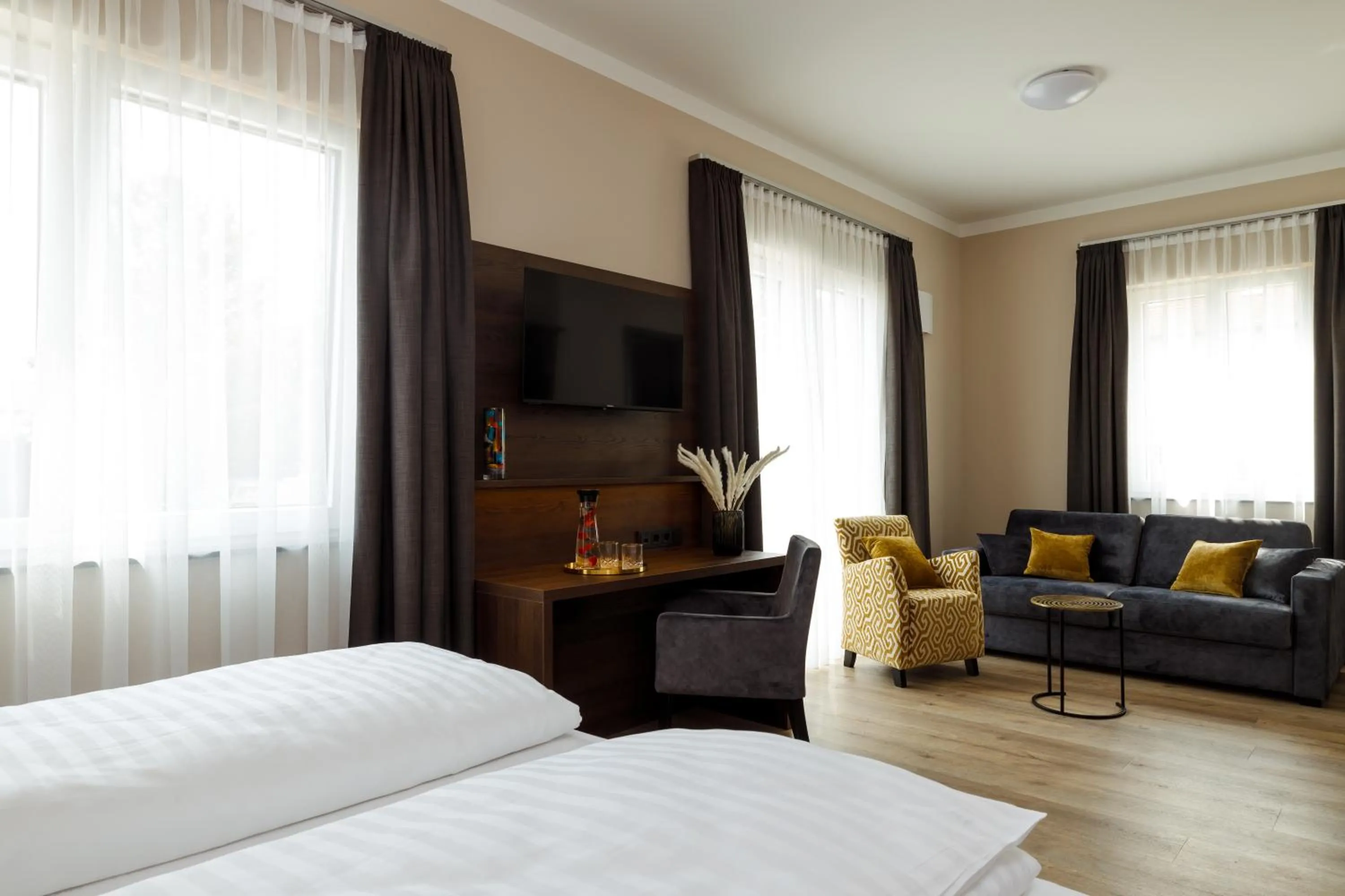 TV and multimedia, Bed in Herzl Hotel bei Erding