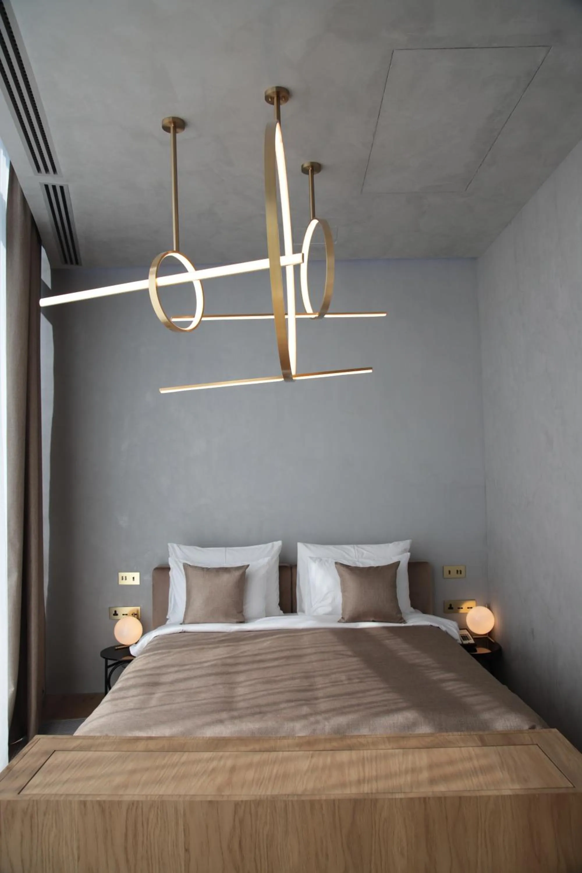 Photo of the whole room, Bed in The Veil Hotel