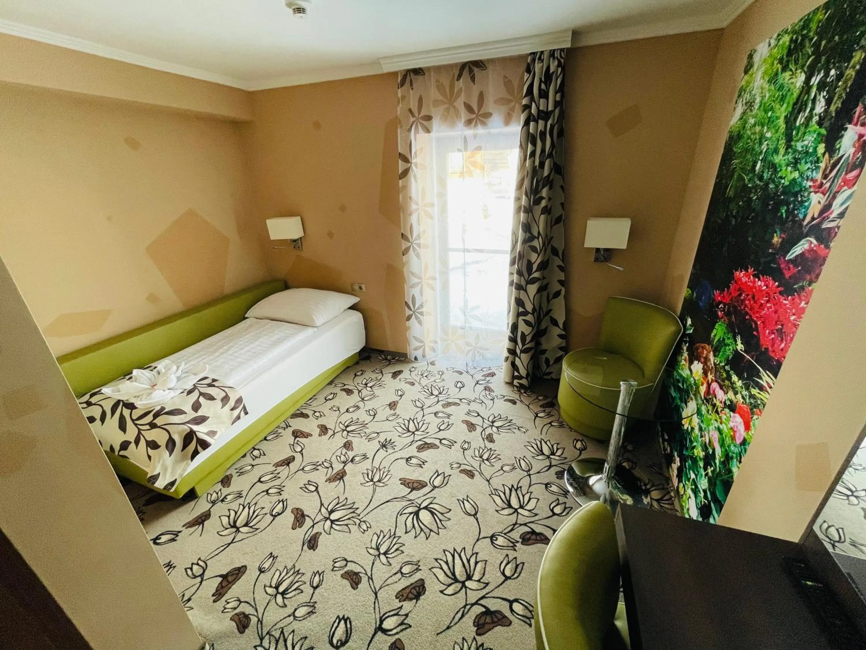 Property building, Bed in Hotel Pruggererhof