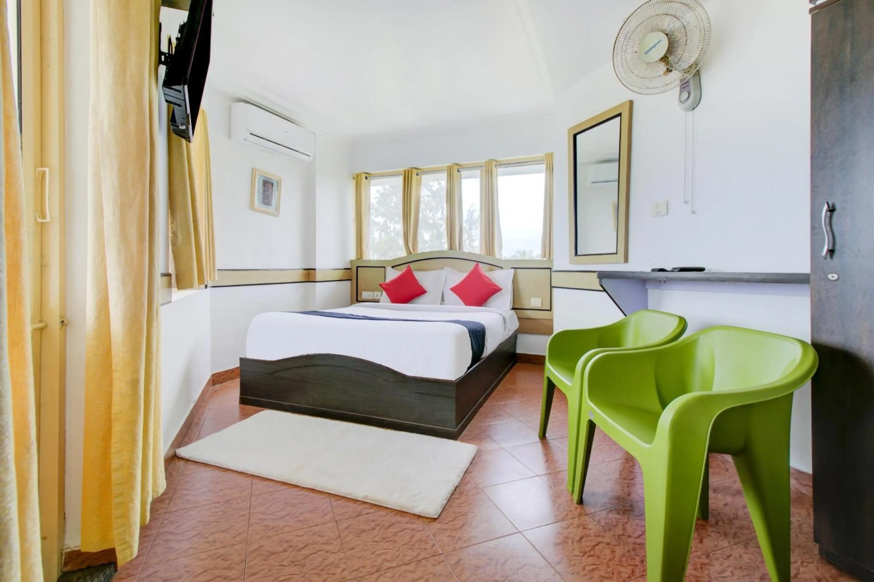 Bedroom, Bed in Hotel O Floatel International Beach Resort