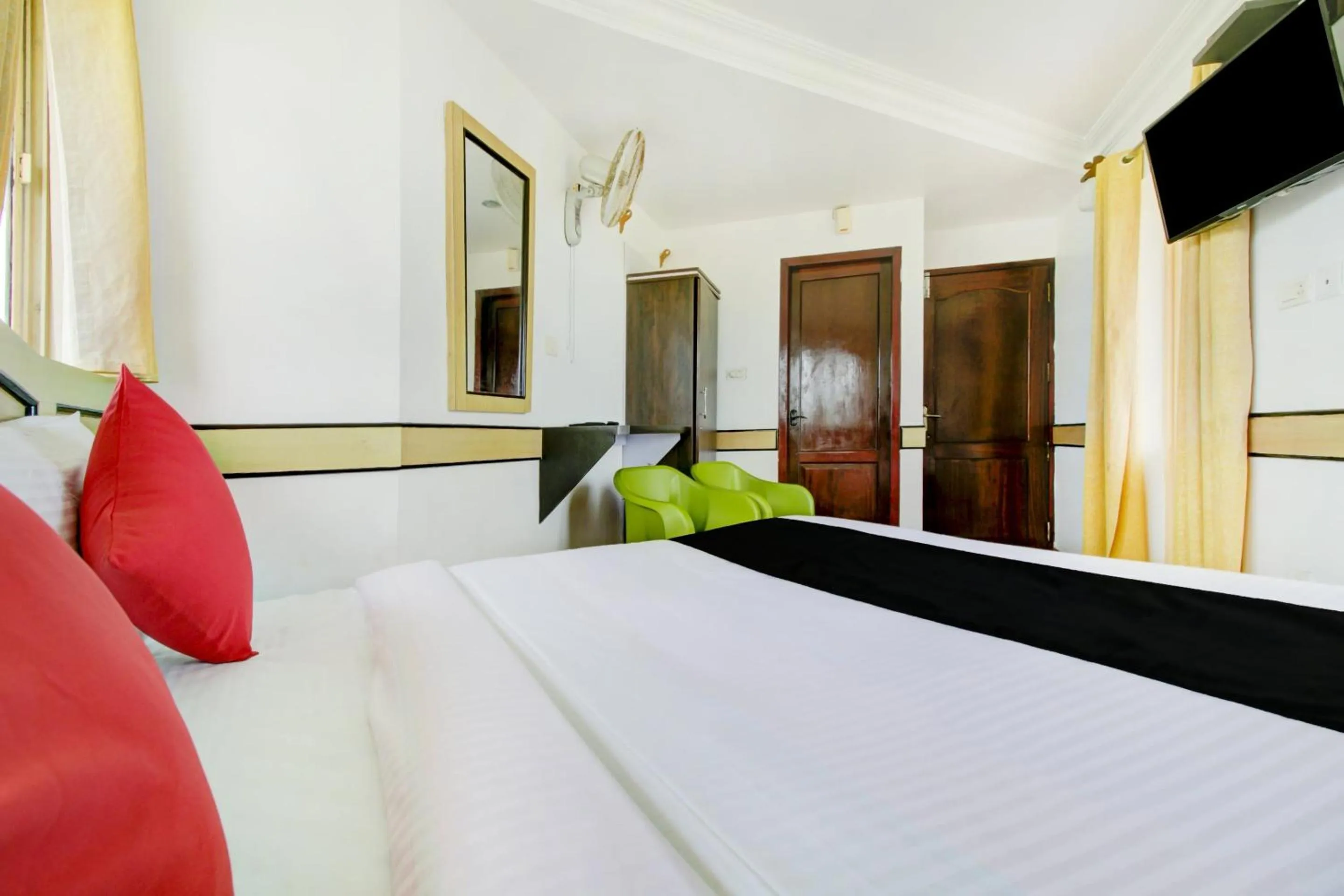 Bedroom, Bed in Hotel O Floatel International Beach Resort