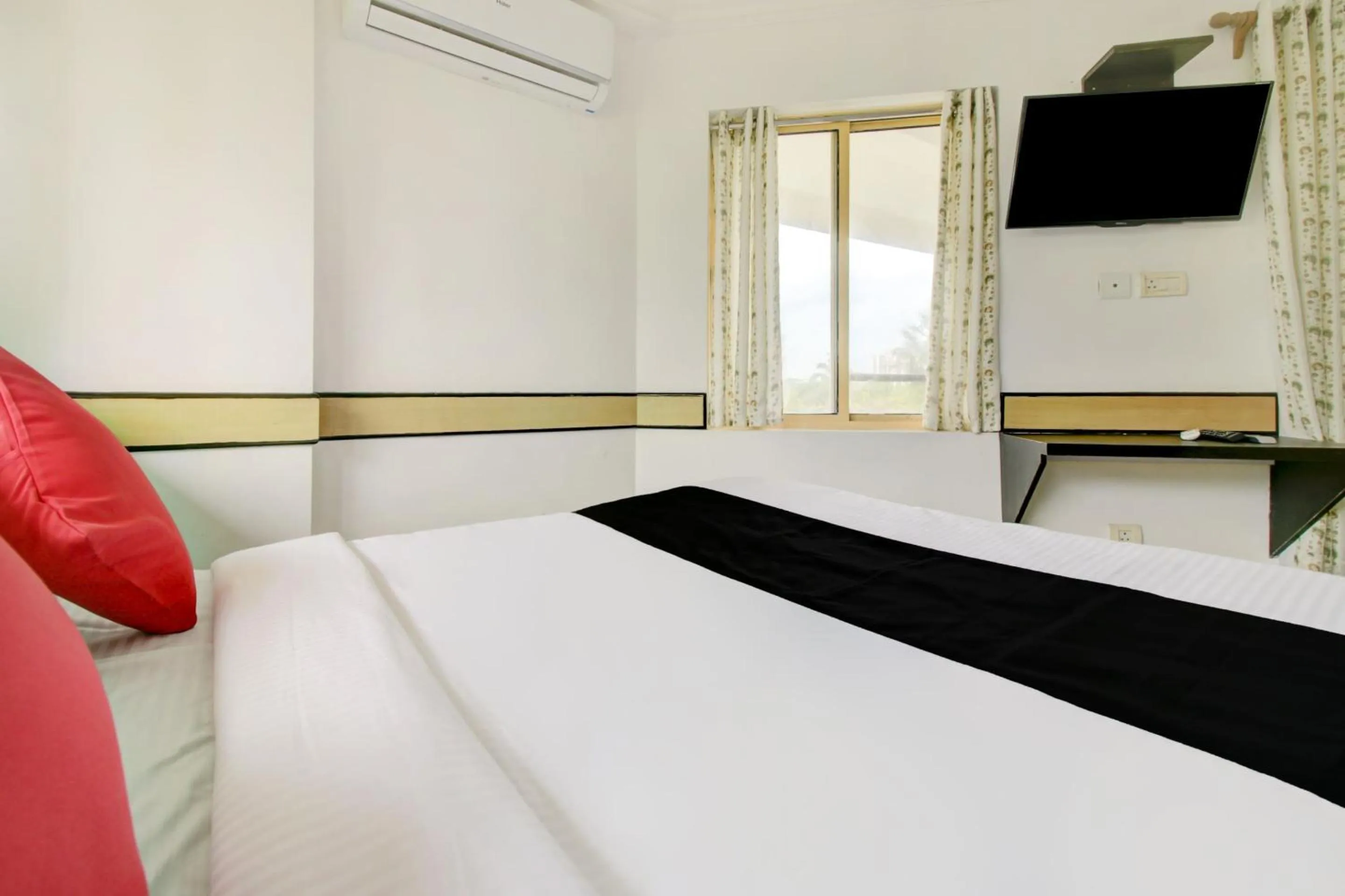 Bedroom, Bed in Hotel O Floatel International Beach Resort