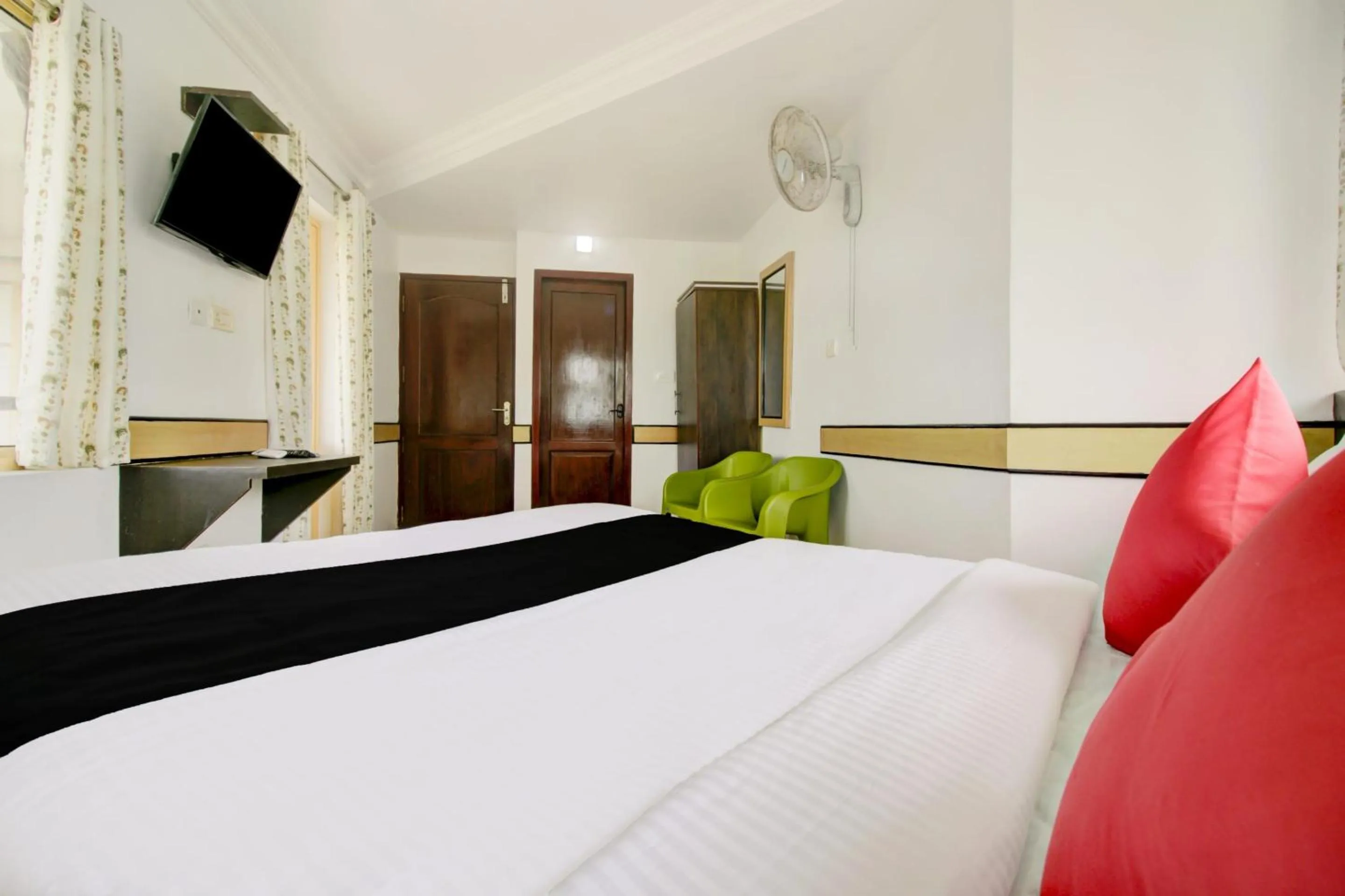 Facade/entrance, Bed in Hotel O Floatel International Beach Resort