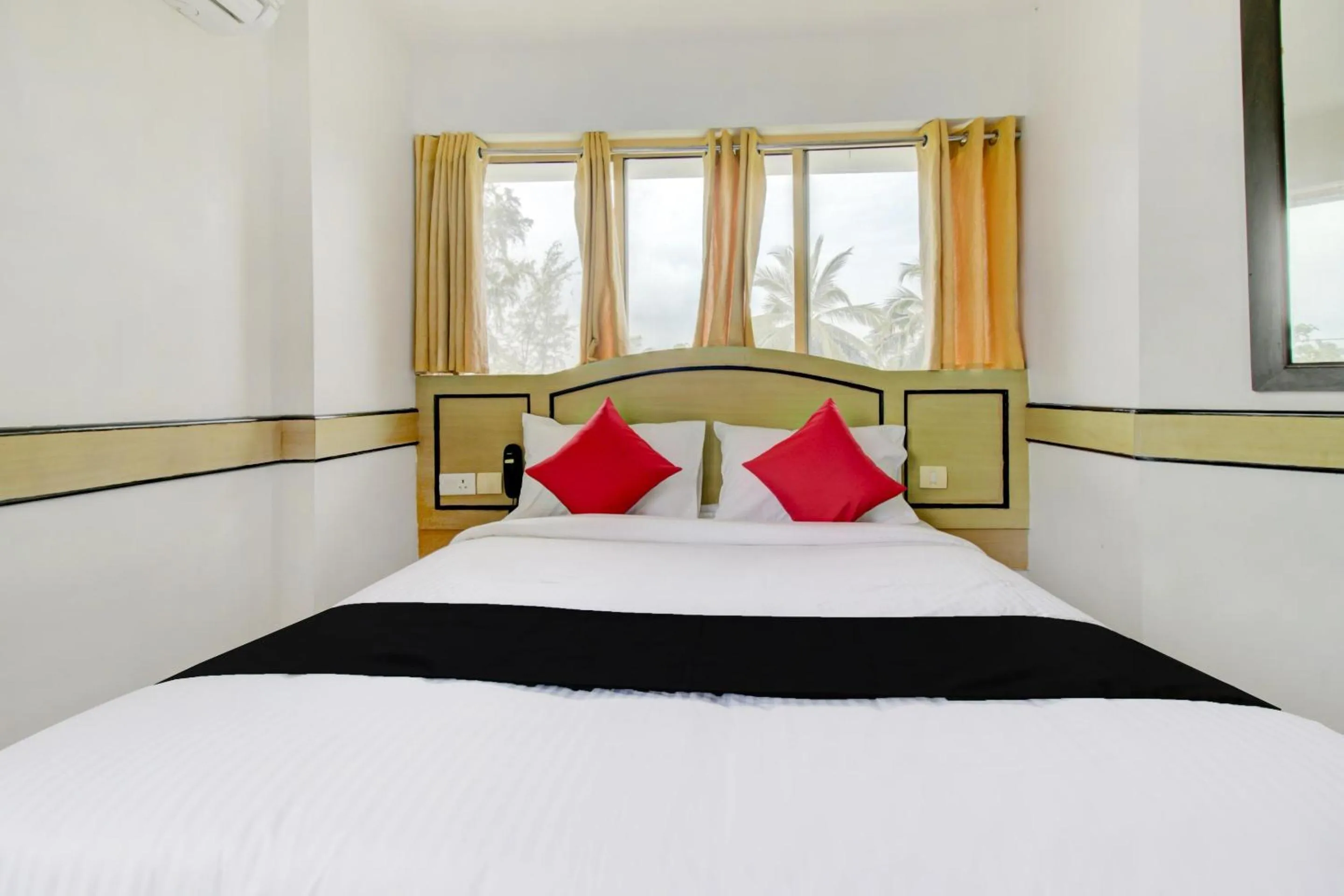 Bedroom, Bed in Hotel O Floatel International Beach Resort