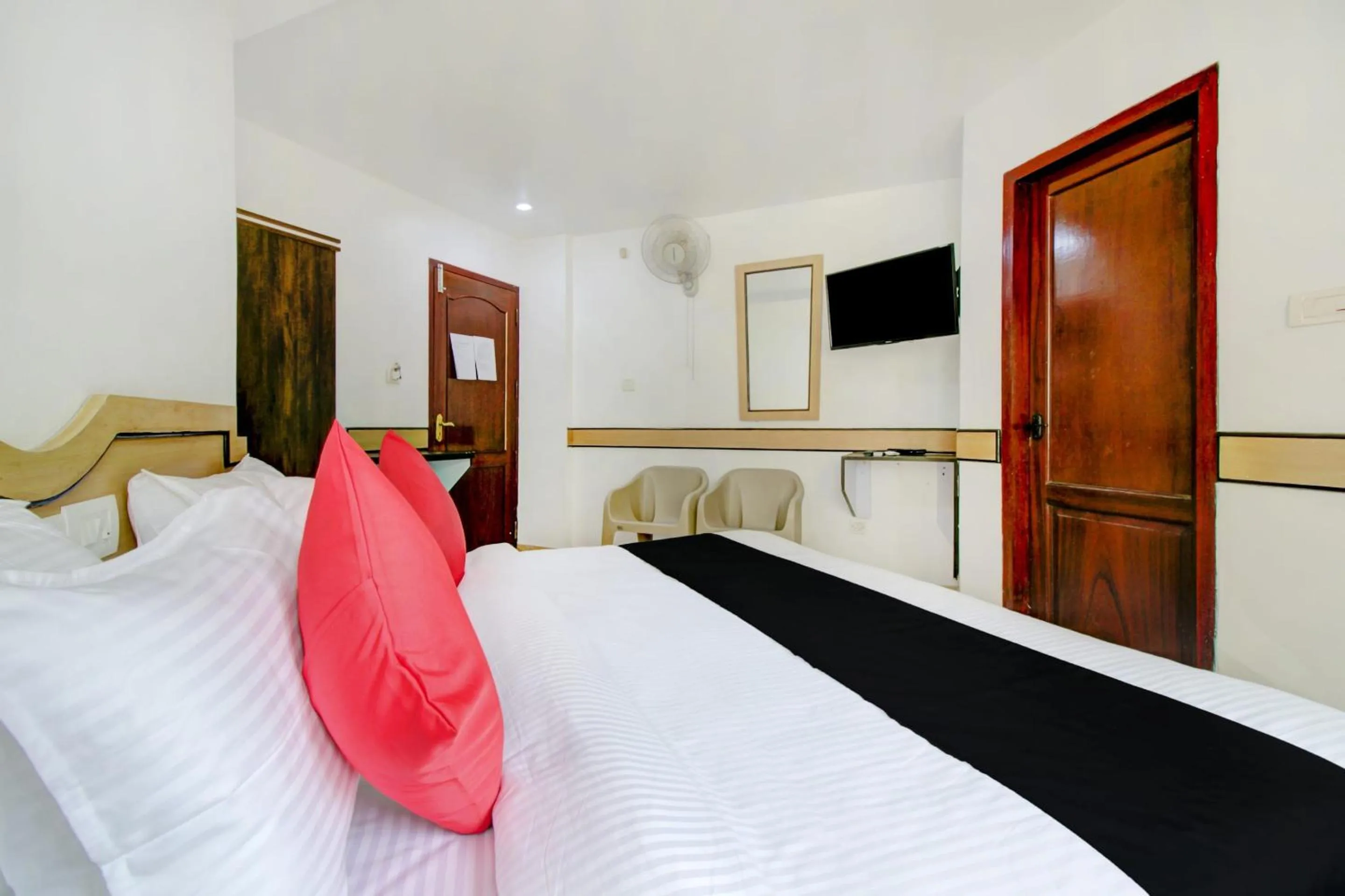 Bedroom, Bed in Hotel O Floatel International Beach Resort