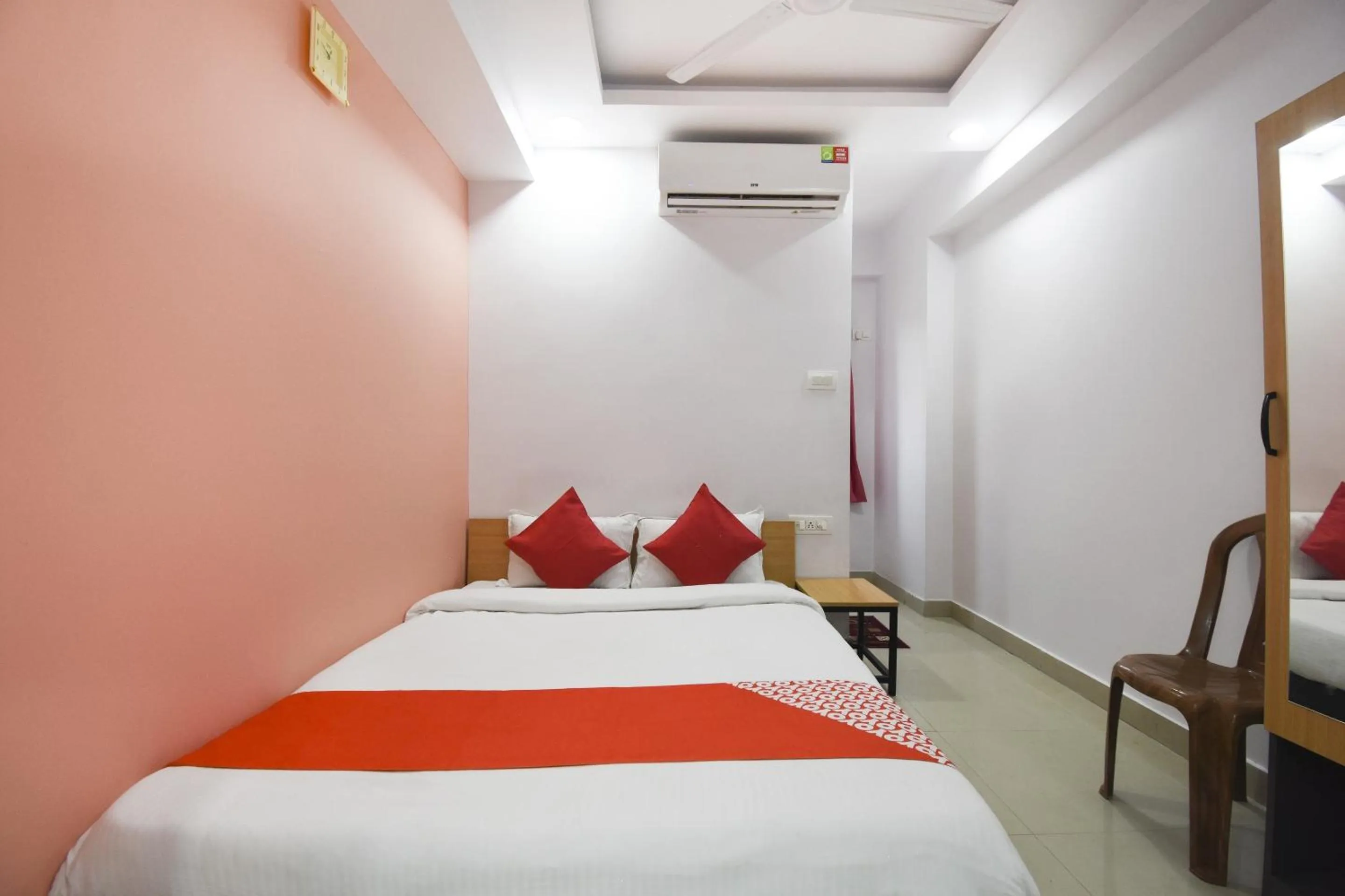 Bedroom, Bed in Super Hotel O Airport Comfort Stay