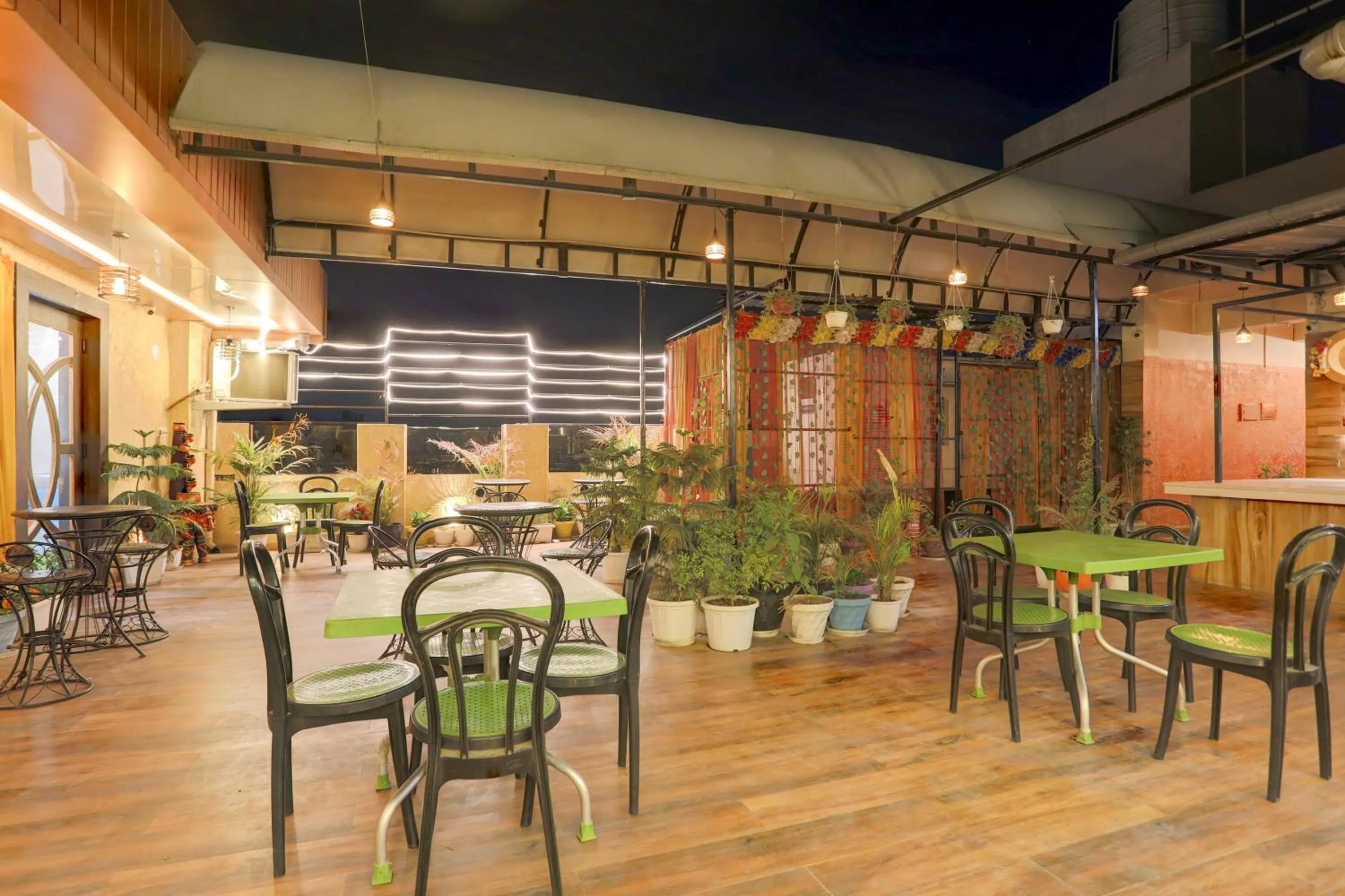 Restaurant/places to eat in Super Townhouse Hyderabad Gate IIT BHU Formerly RK Heights