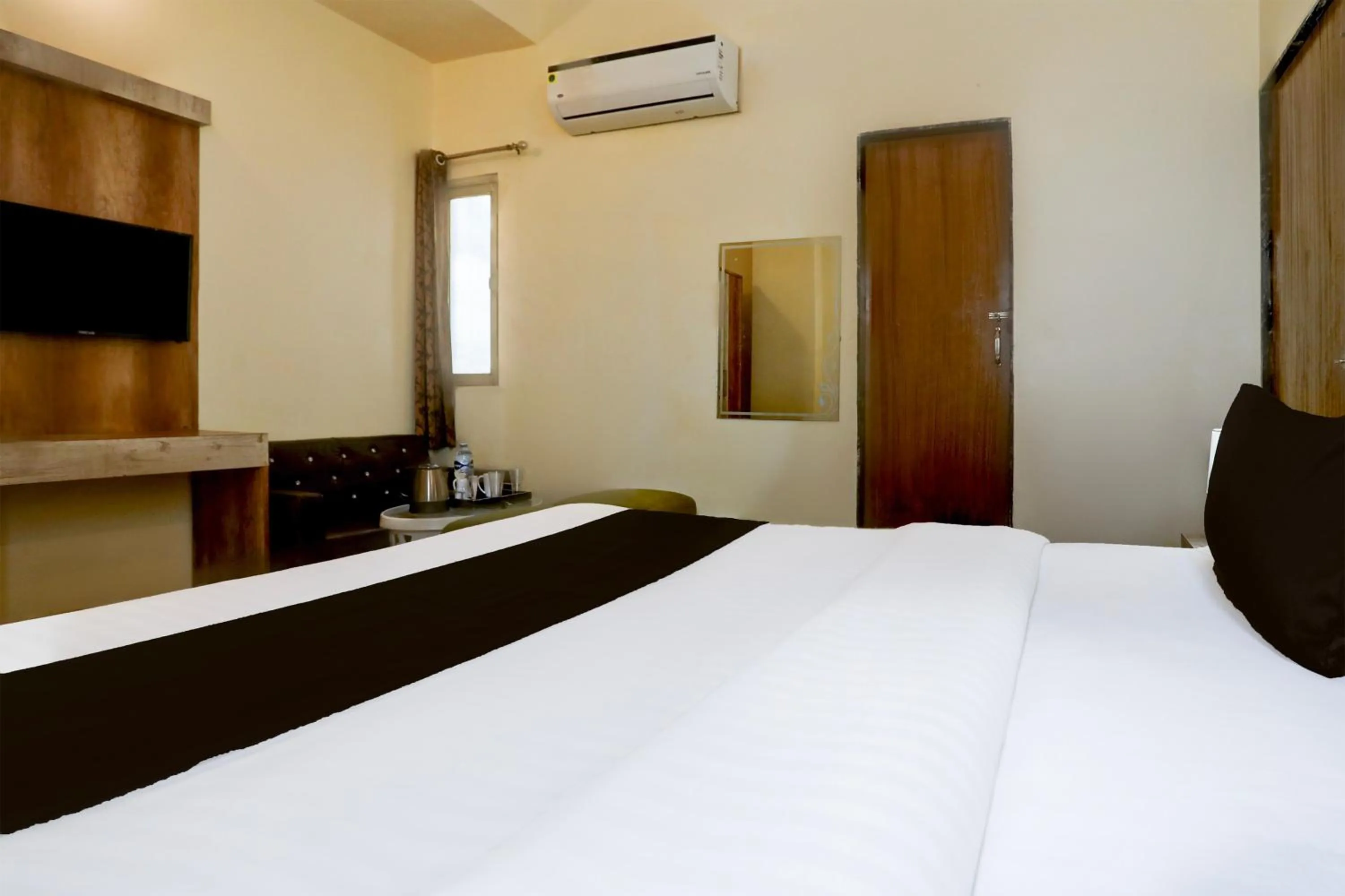 Bedroom, Bed in Super Townhouse Hyderabad Gate IIT BHU Formerly RK Heights