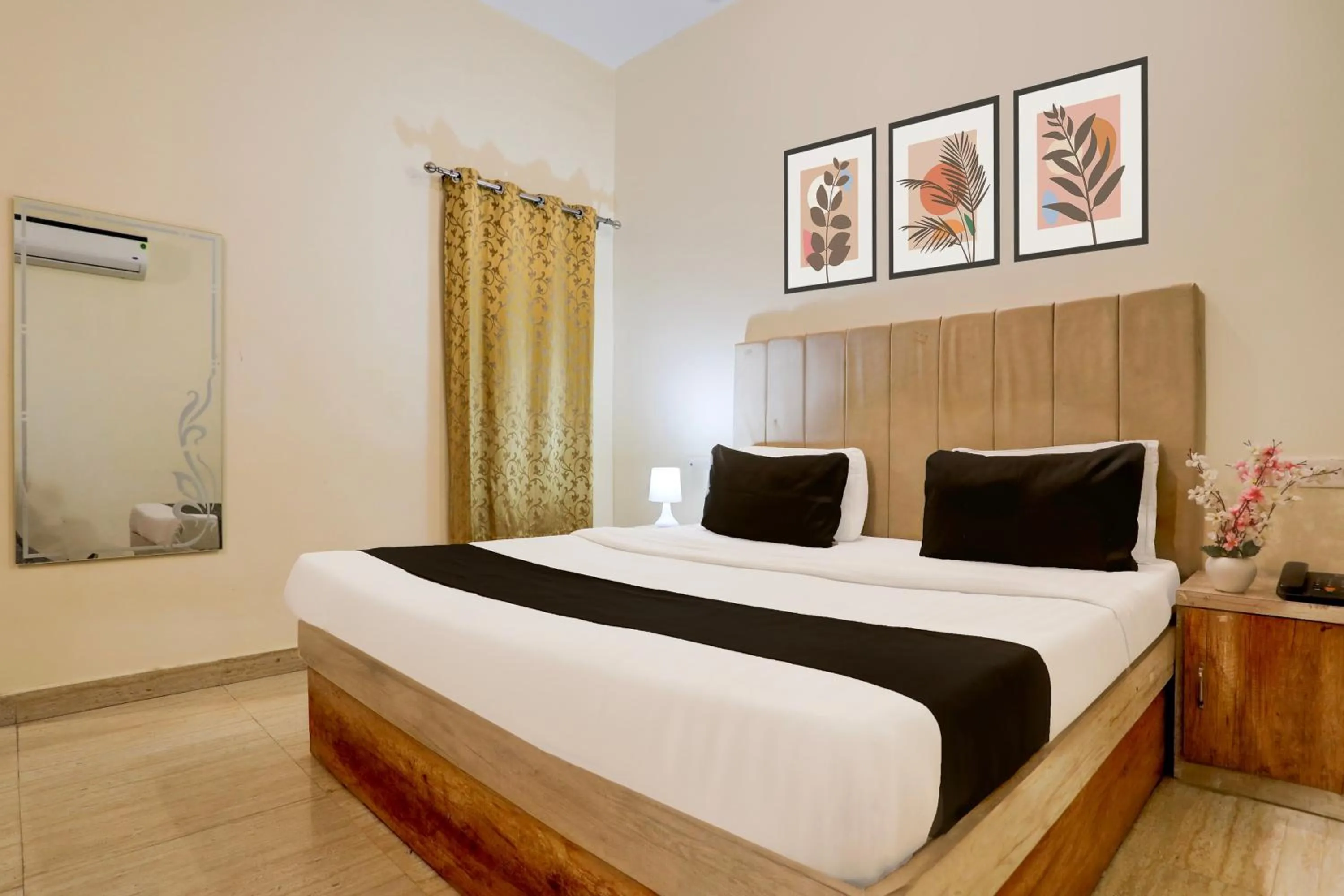 Bedroom, Bed in Super Townhouse Hyderabad Gate IIT BHU Formerly RK Heights