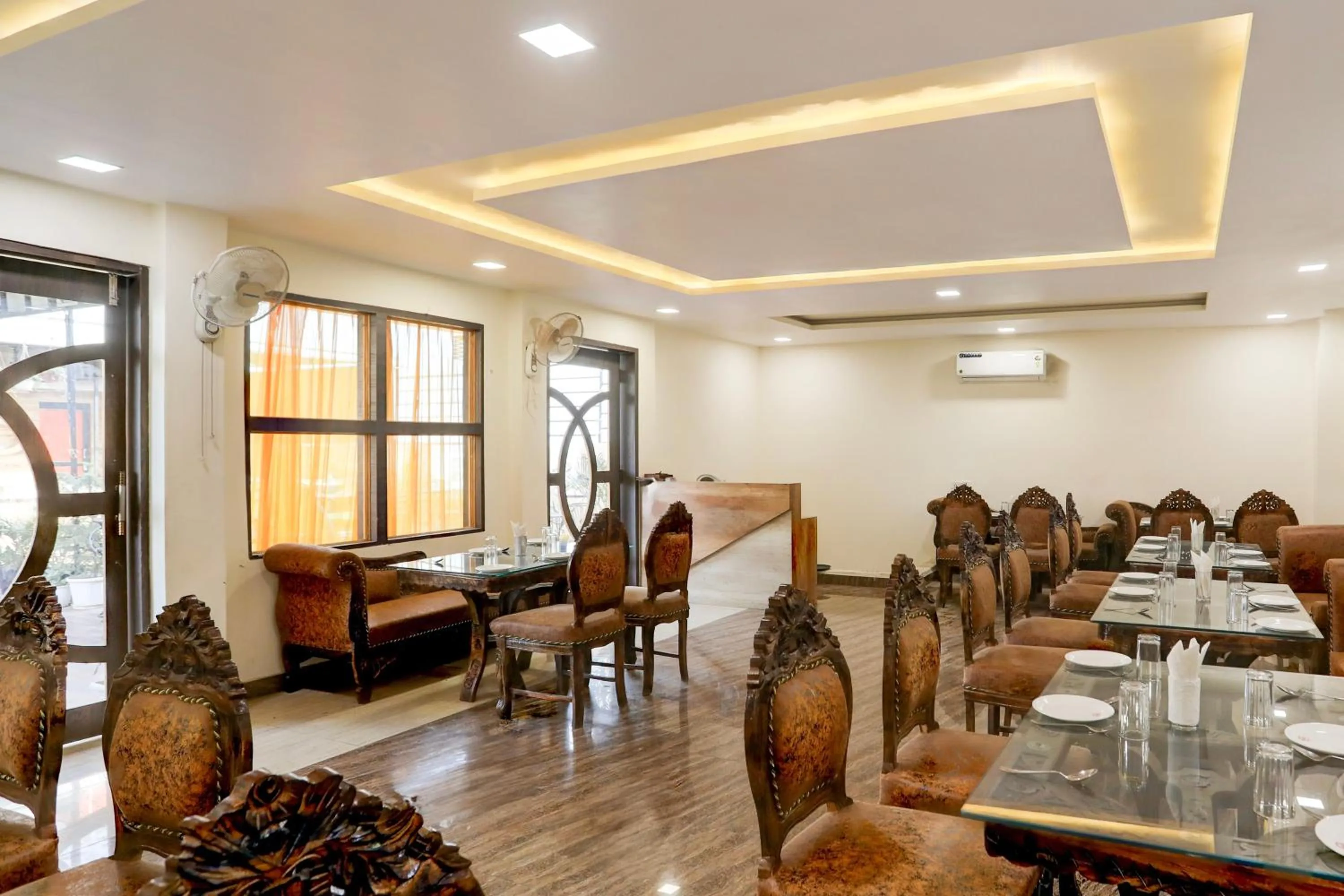 Restaurant/places to eat in Super Townhouse Hyderabad Gate IIT BHU Formerly RK Heights