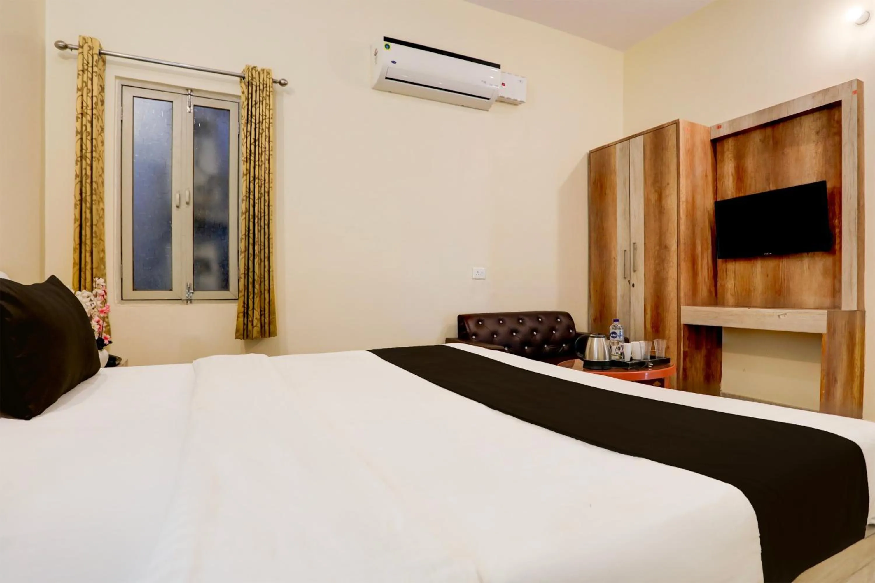 Bedroom, Bed in Super Townhouse Hyderabad Gate IIT BHU Formerly RK Heights