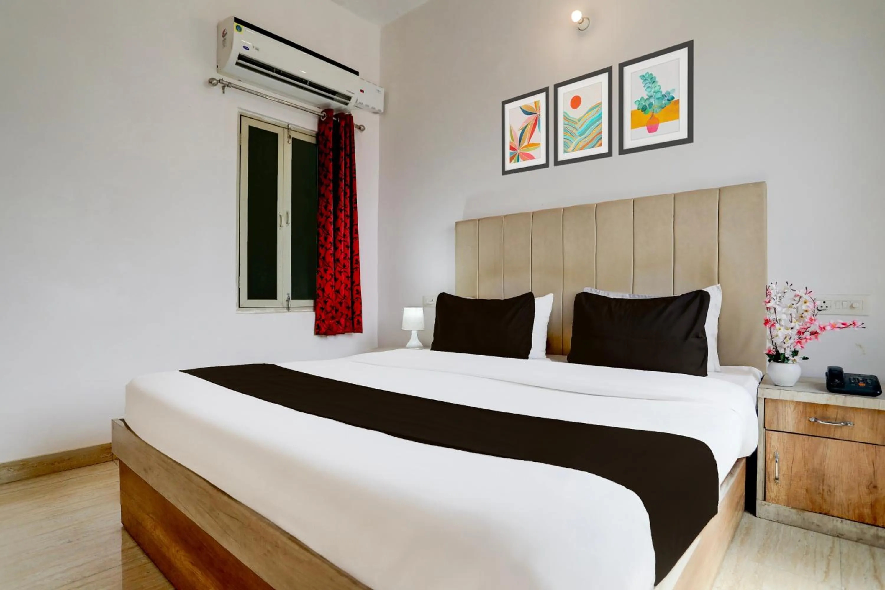 Bedroom, Bed in Super Townhouse Hyderabad Gate IIT BHU Formerly RK Heights