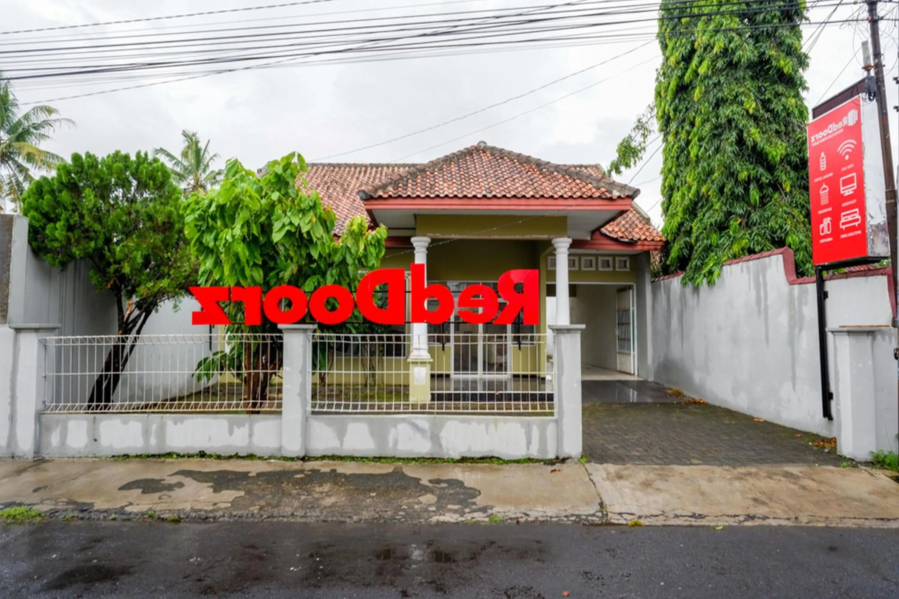 Property logo or sign in RedDoorz @ Jalan Bali Cilacap