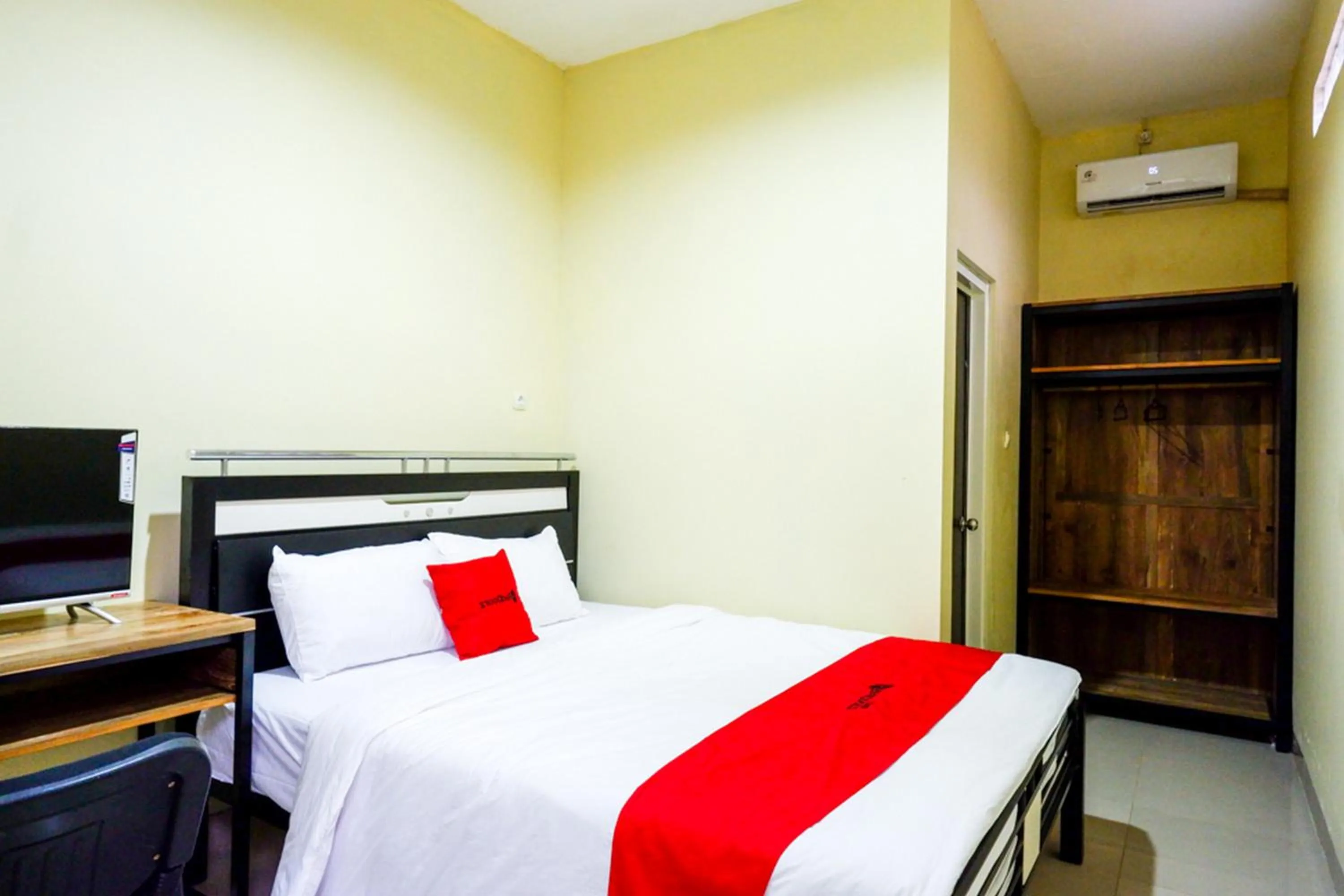 Bed in RedDoorz @ Jalan Bali Cilacap
