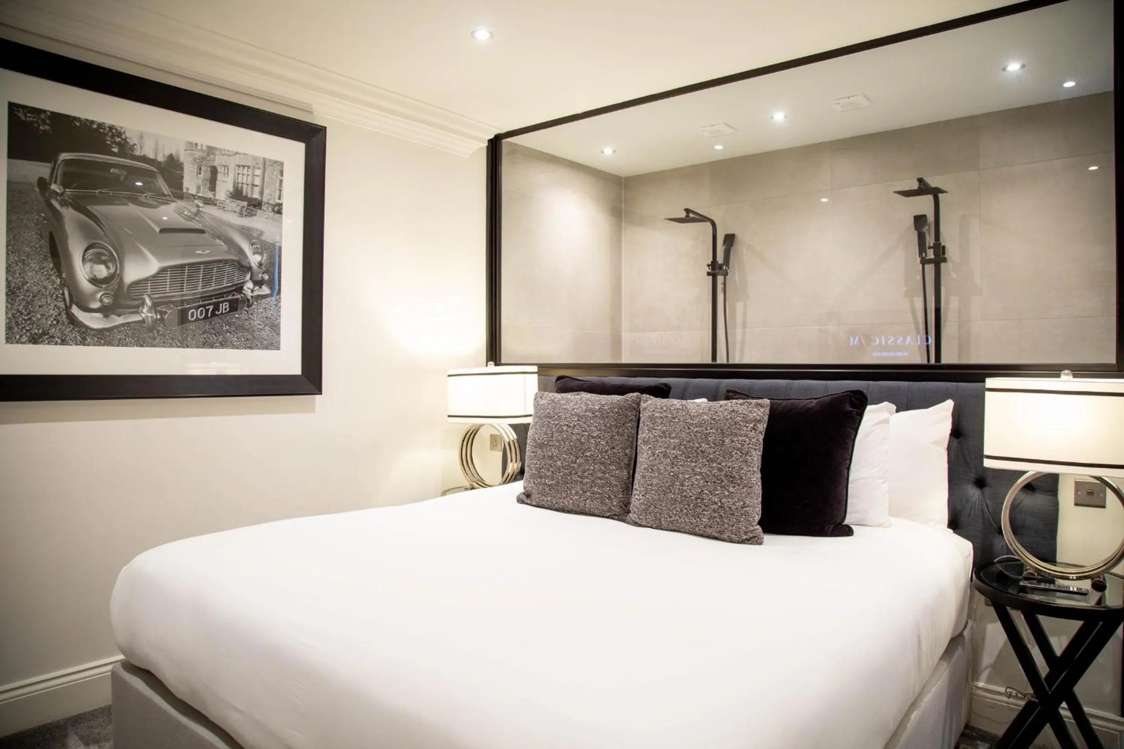 Shower, Bed in The Hotel Chester