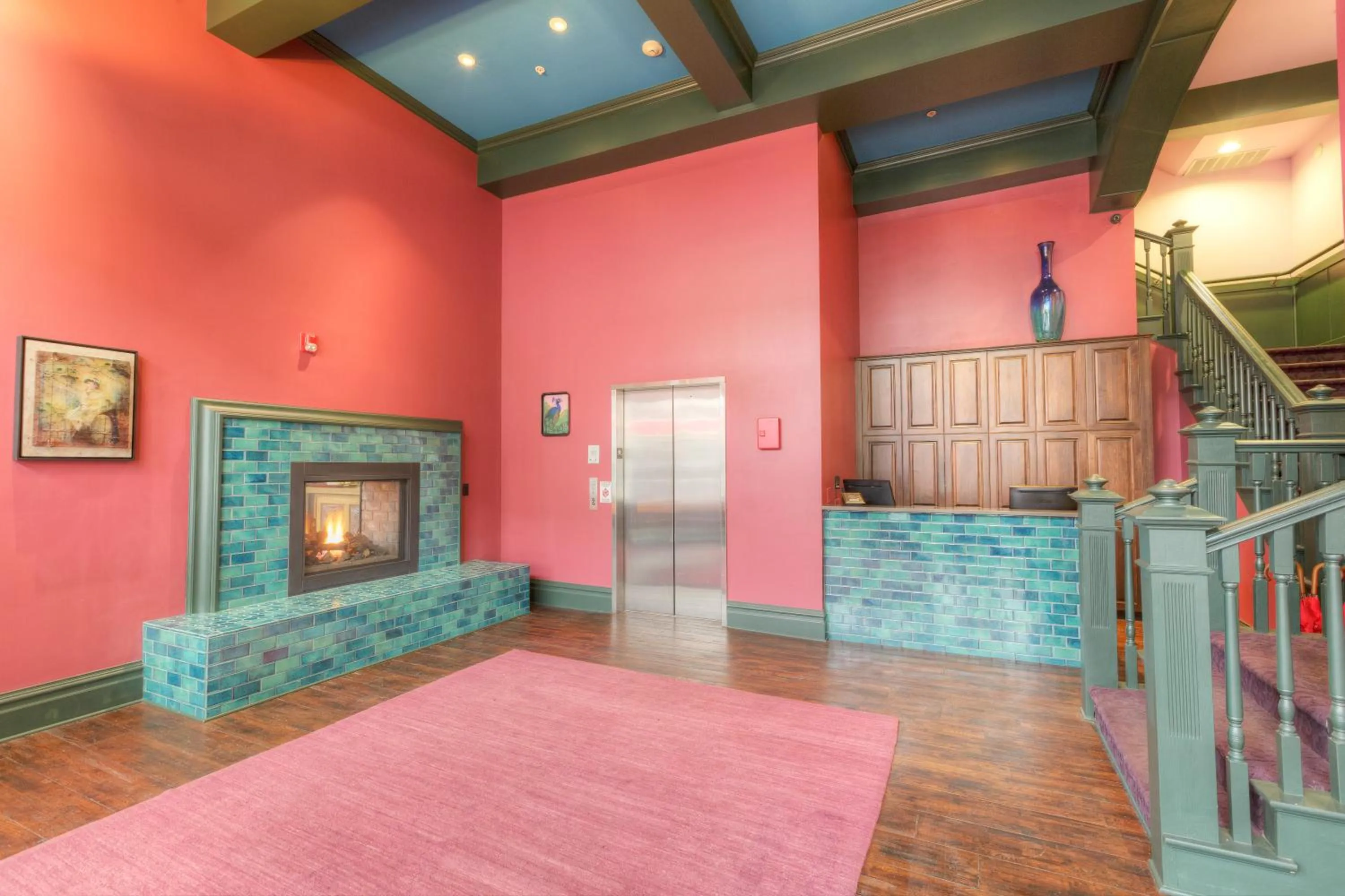 Lobby or reception, Bed in Montvale Hotel