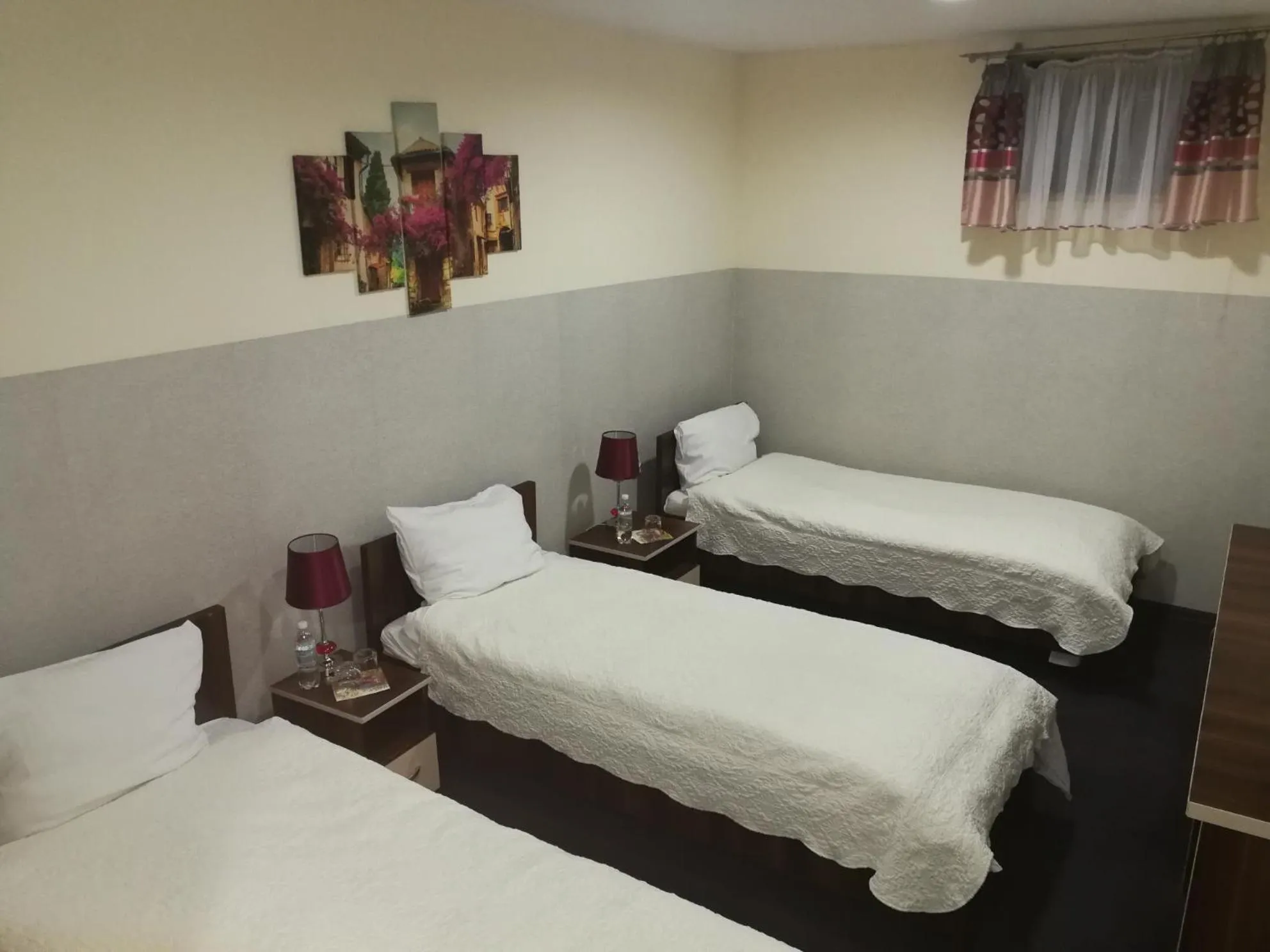 Photo of the whole room, Bed in Prymus