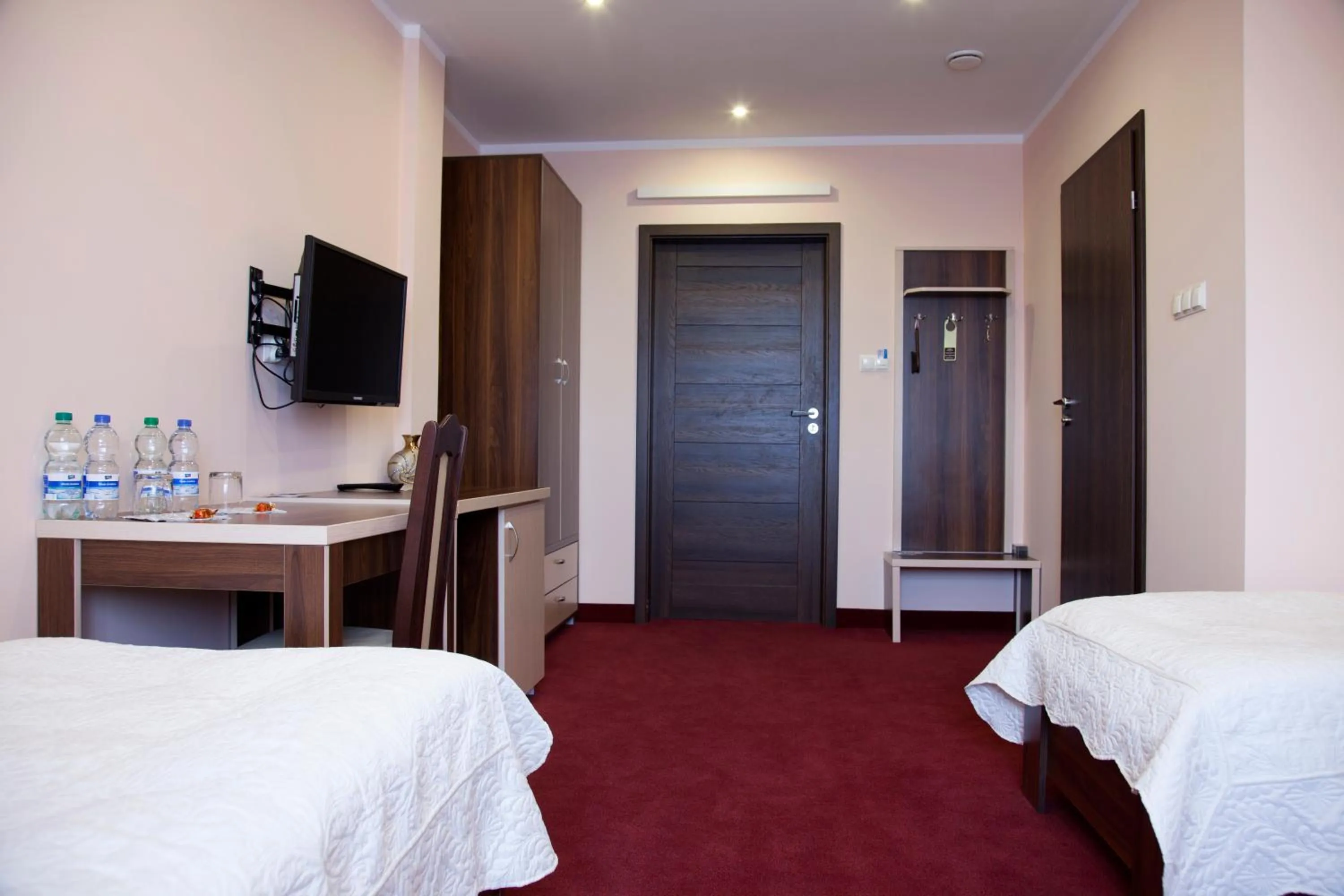 Photo of the whole room, Bed in Prymus