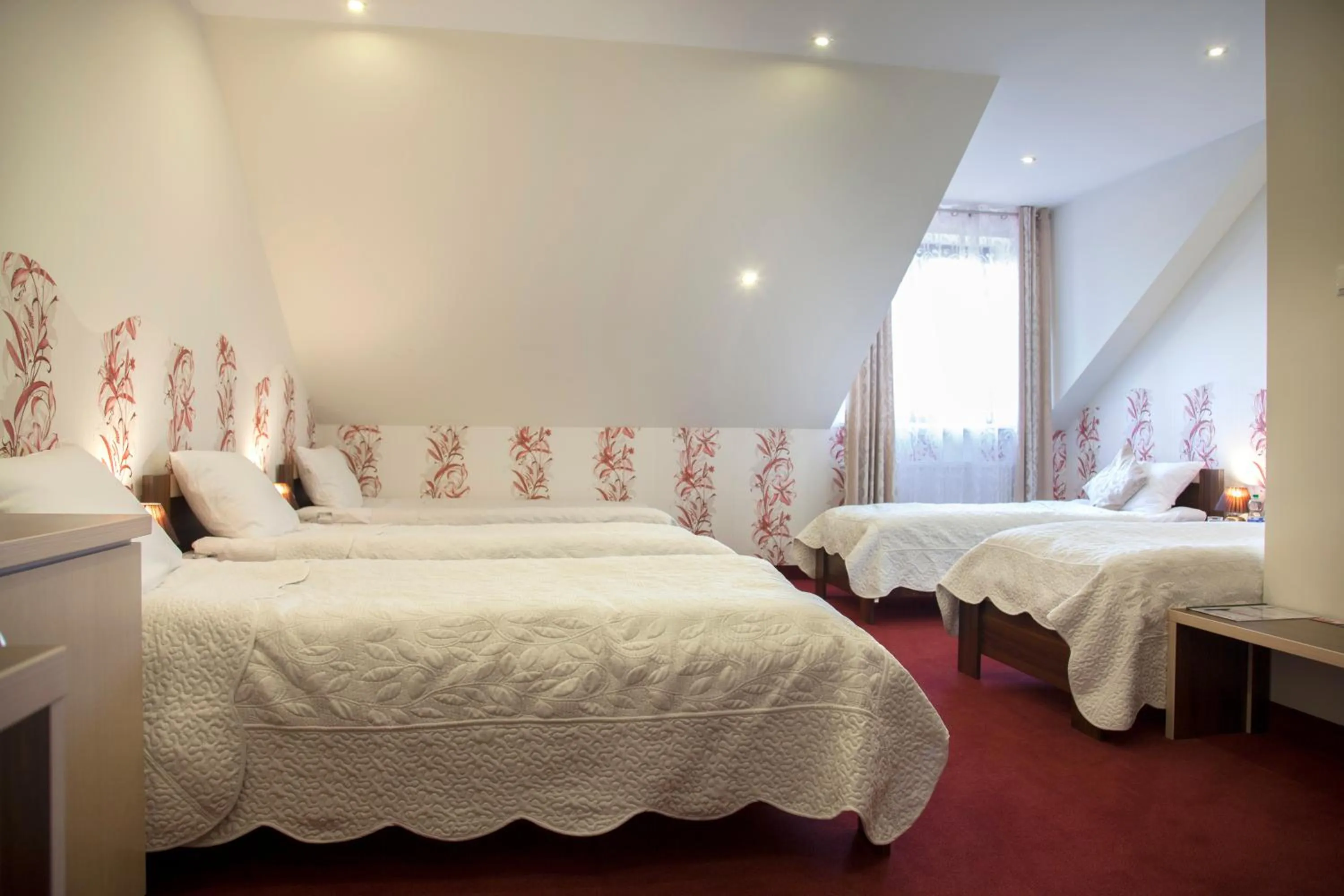 Photo of the whole room, Bed in Prymus