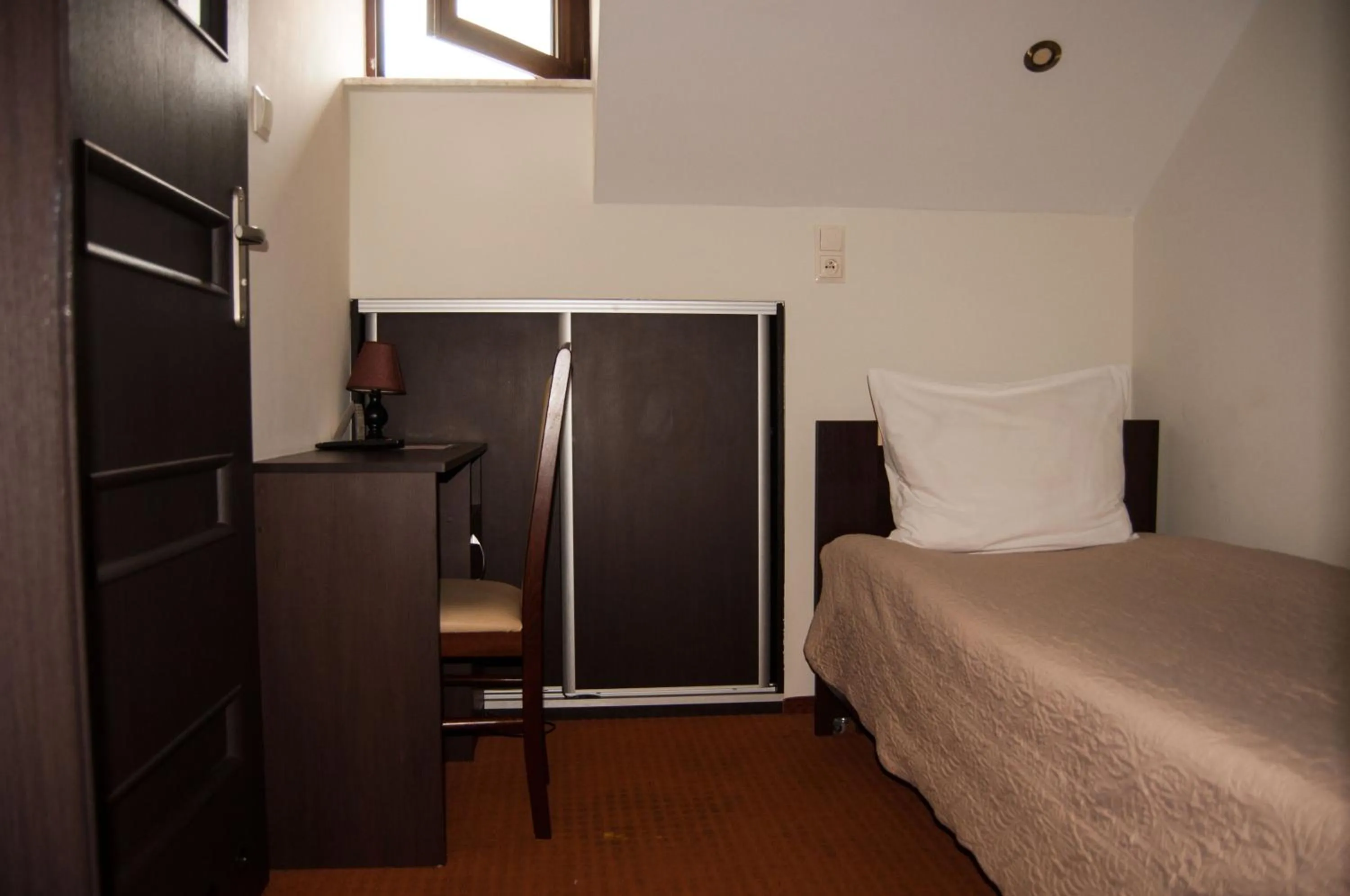 Photo of the whole room, Bed in Prymus