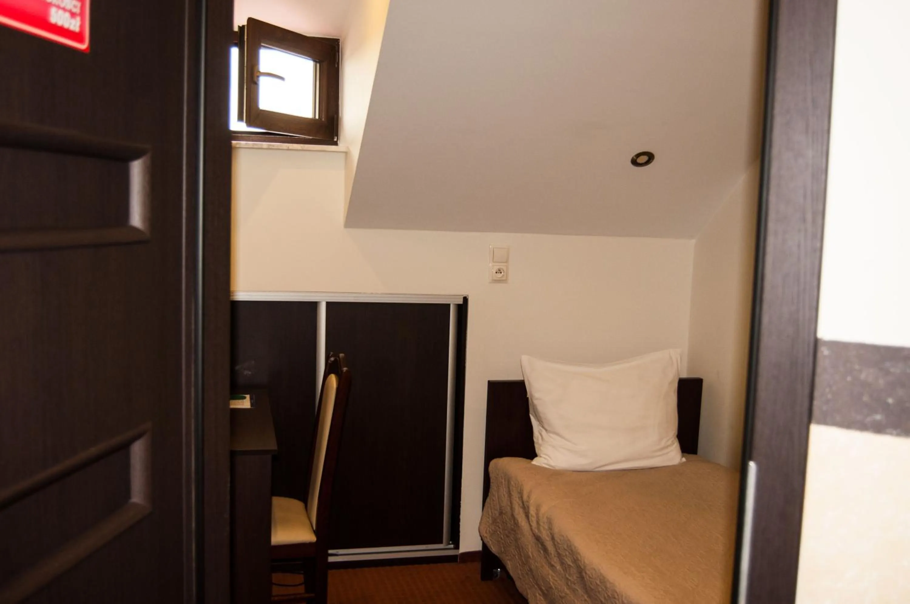 Photo of the whole room, Bed in Prymus