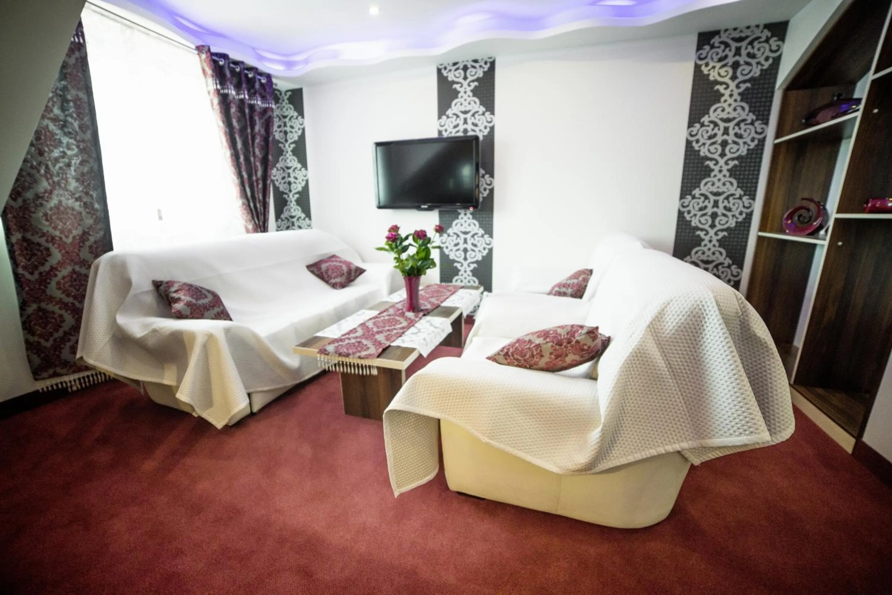 Photo of the whole room, Bed in Prymus