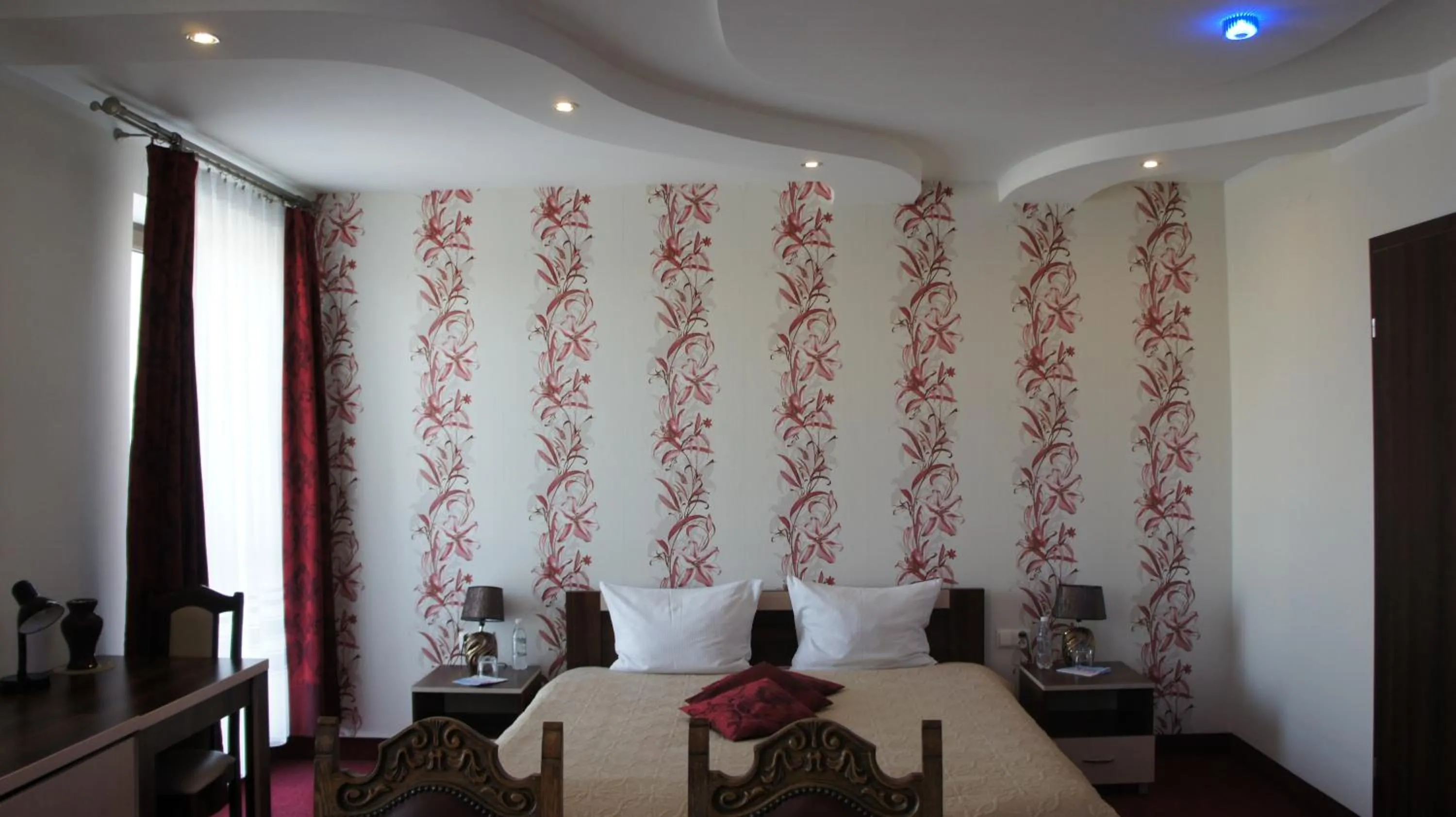 Photo of the whole room, Bed in Prymus