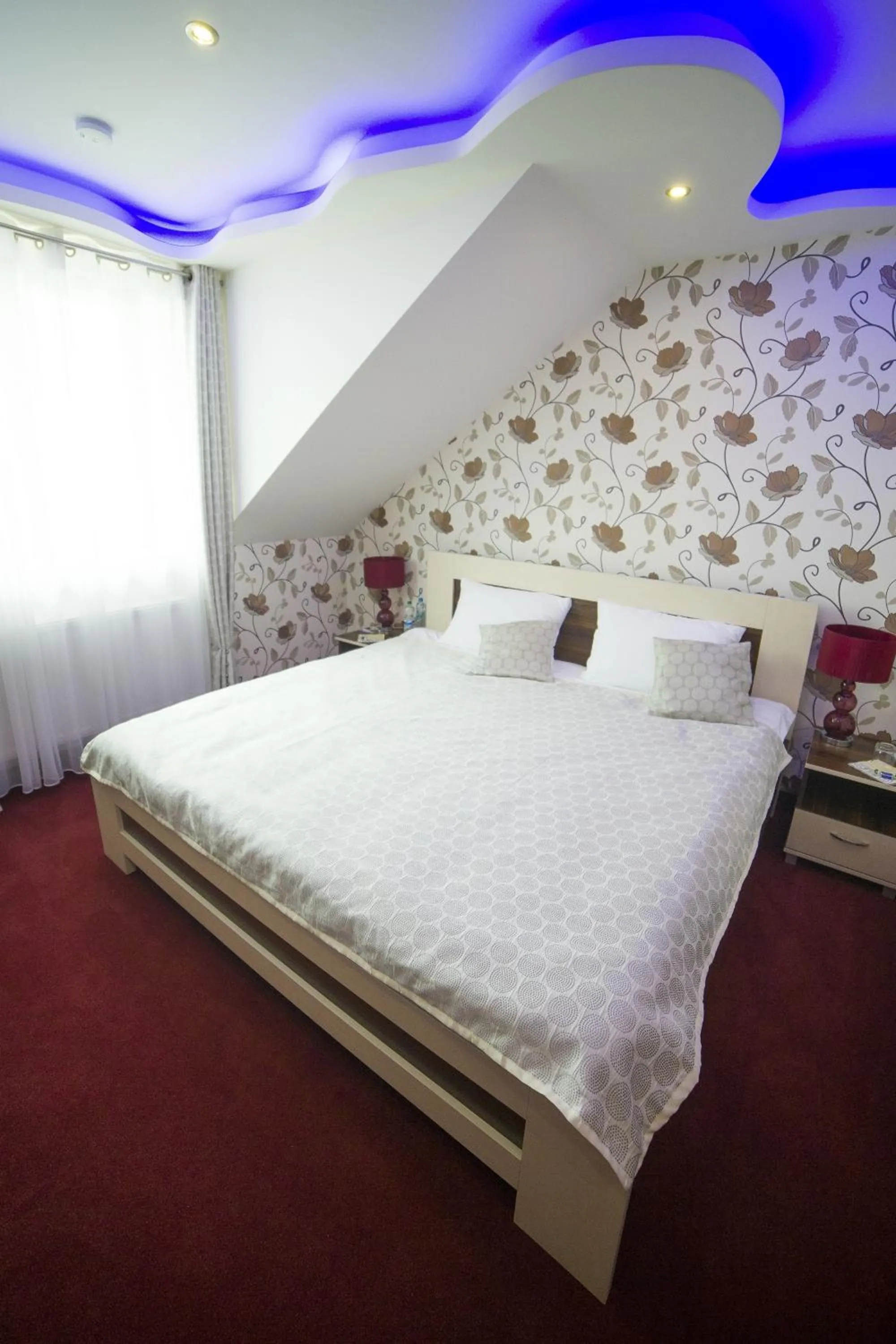 Photo of the whole room, Bed in Prymus