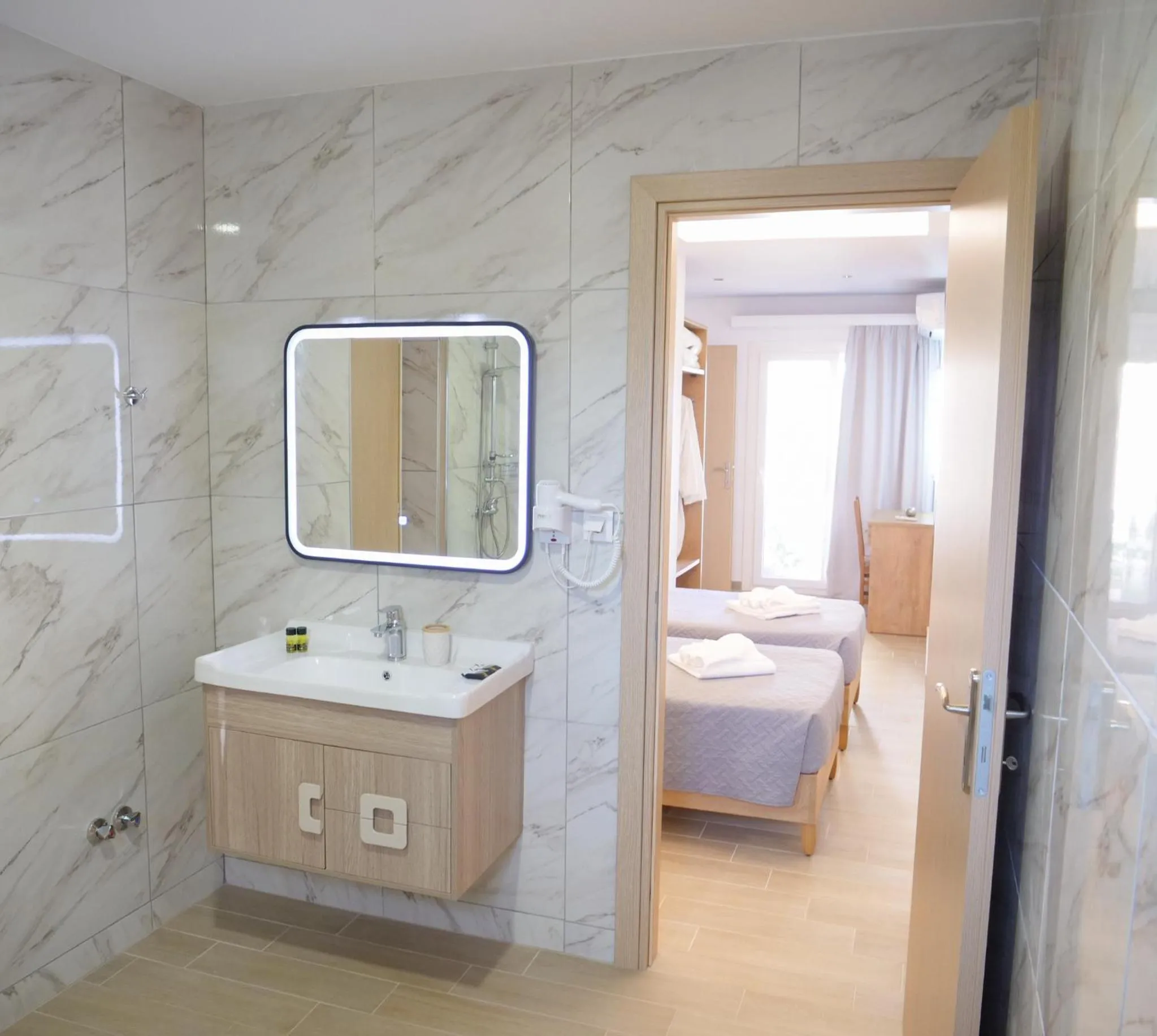 Bathroom, Bed in Zeus Throne Suites
