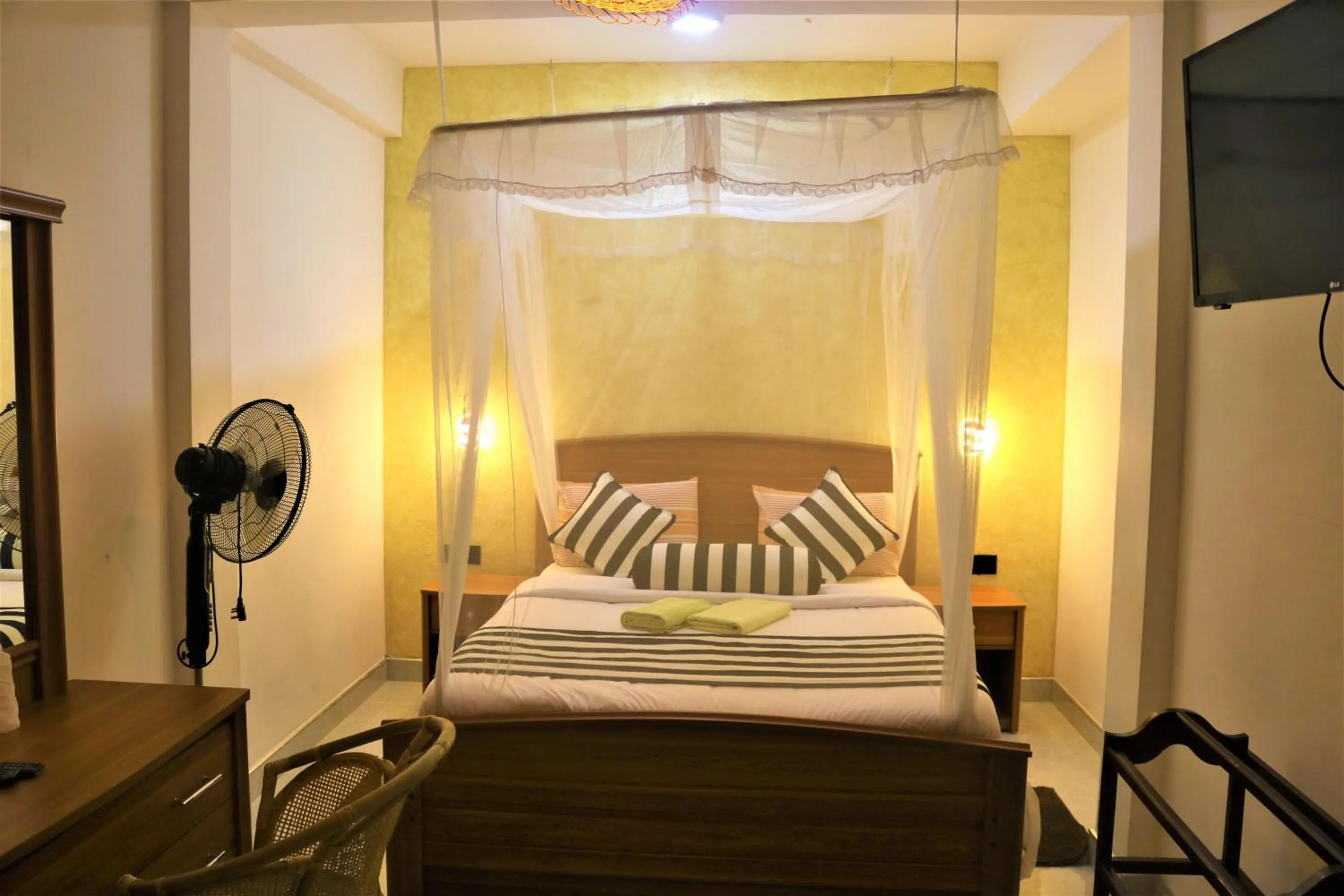 Photo of the whole room, Bed in Hotel Ella`s Edge