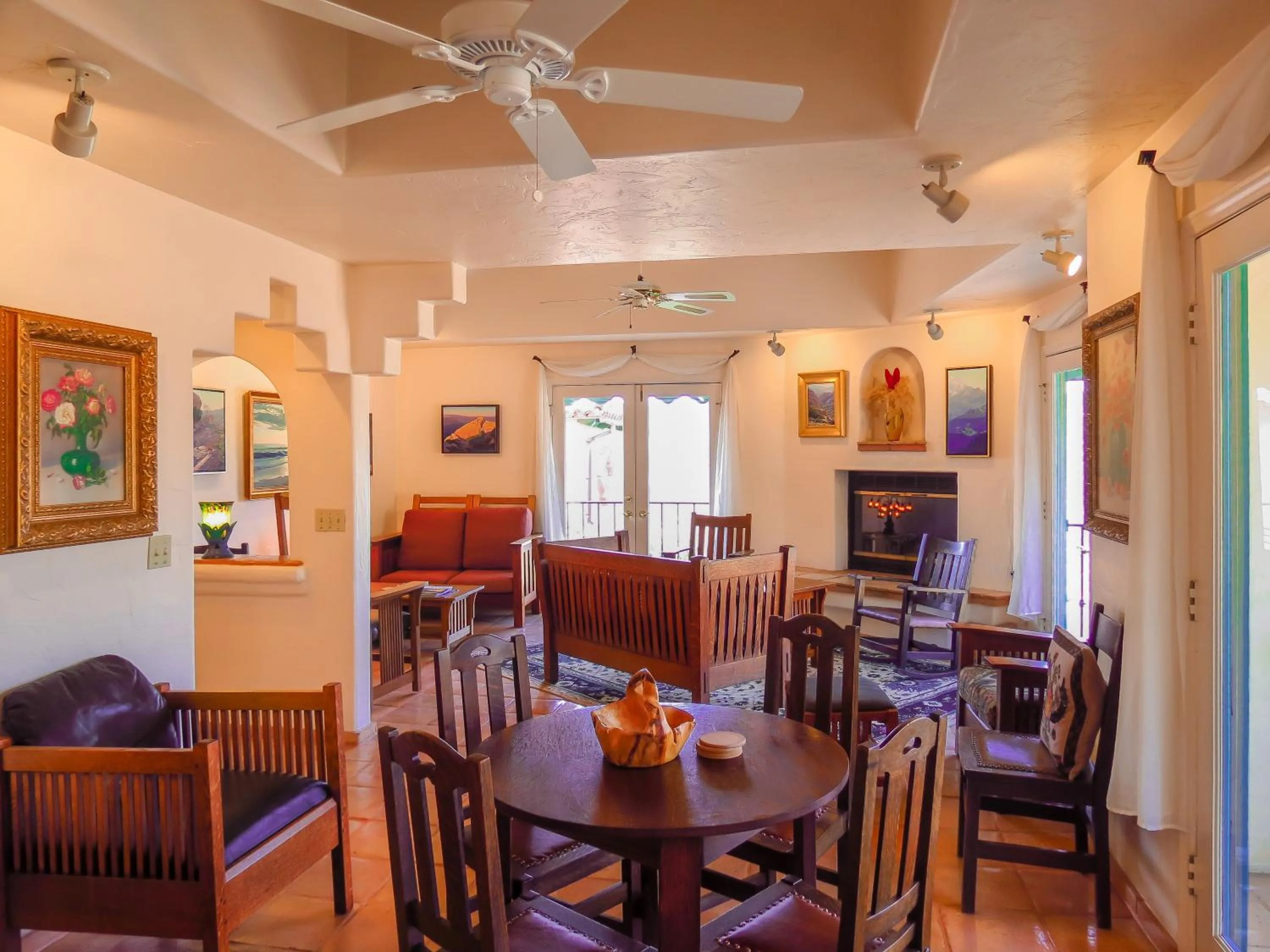 Communal lounge/ TV room in Topanga Canyon Inn Bed and Breakfast