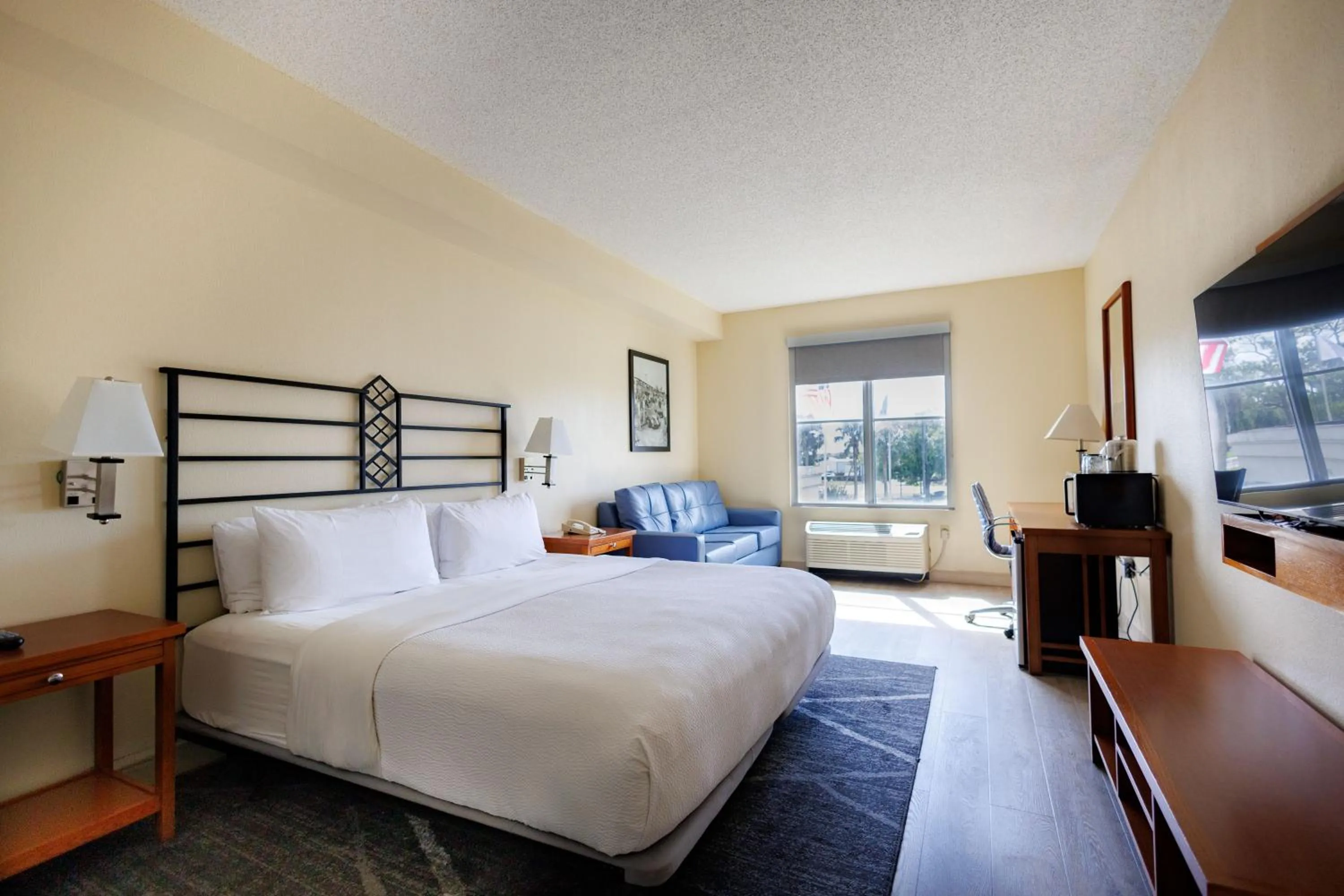 Bed in SEVEN Sebring Raceway Hotel