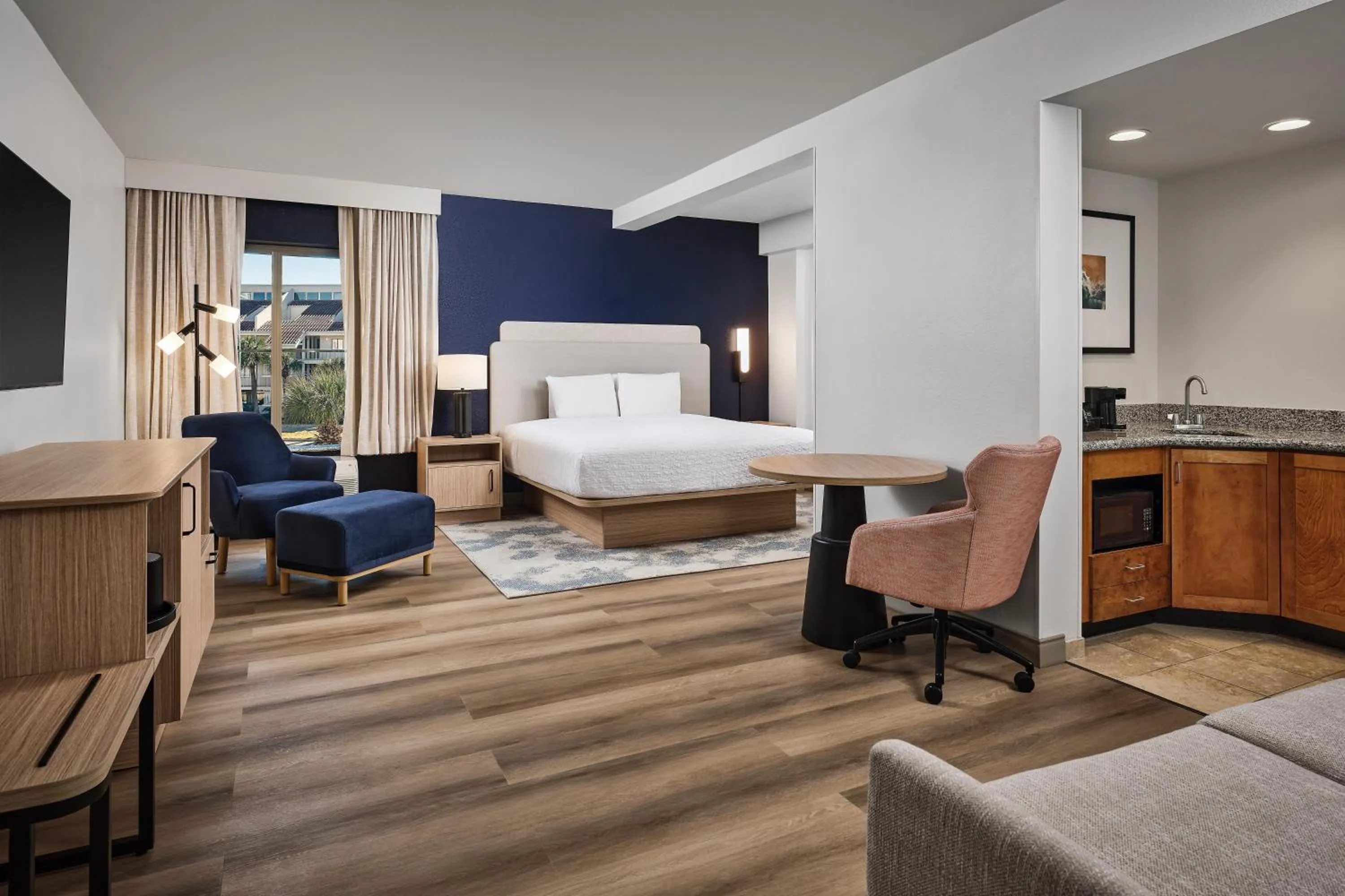 Bed in Hampton Inn & Suites Destin