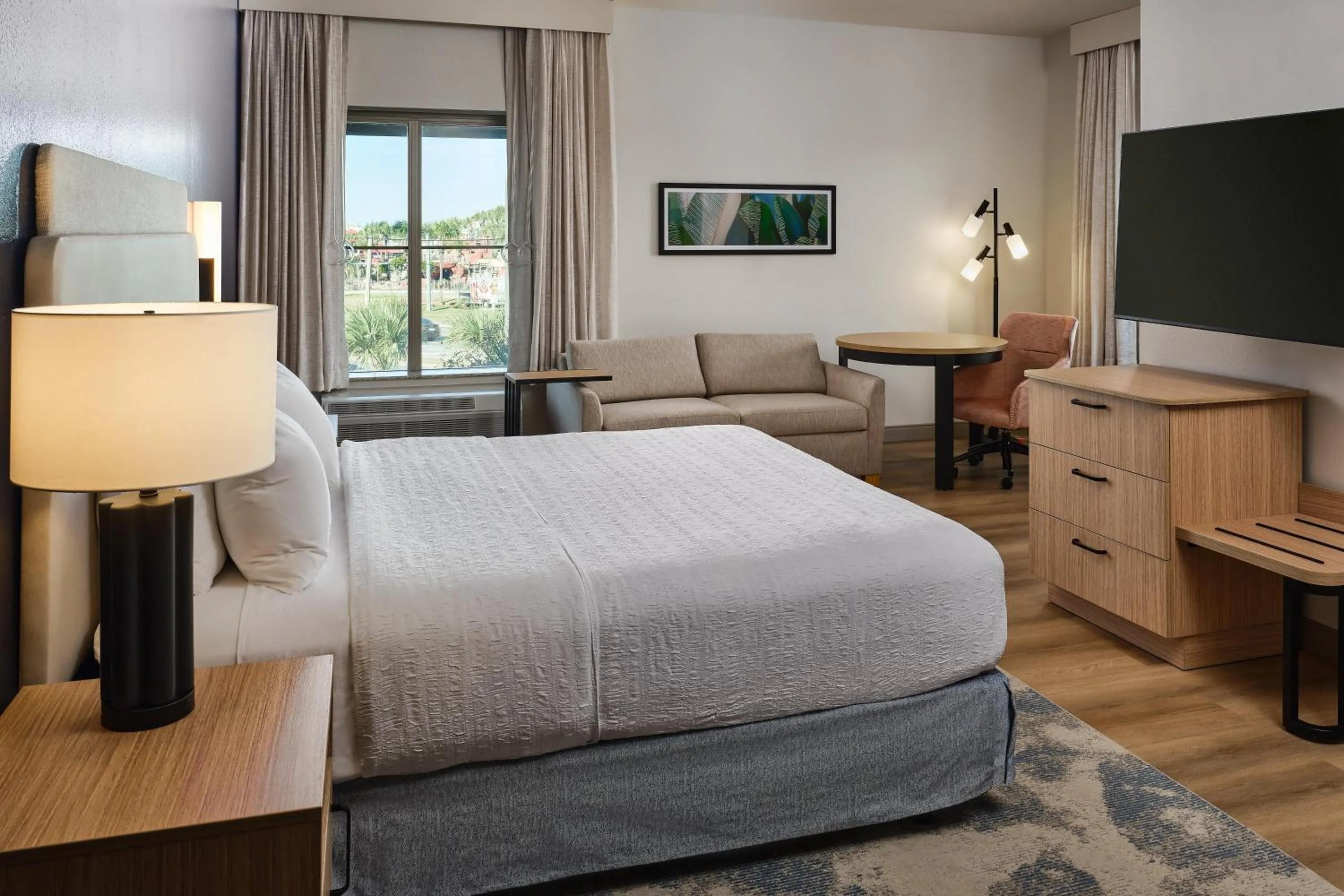 Living room, Bed in Hampton Inn & Suites Destin