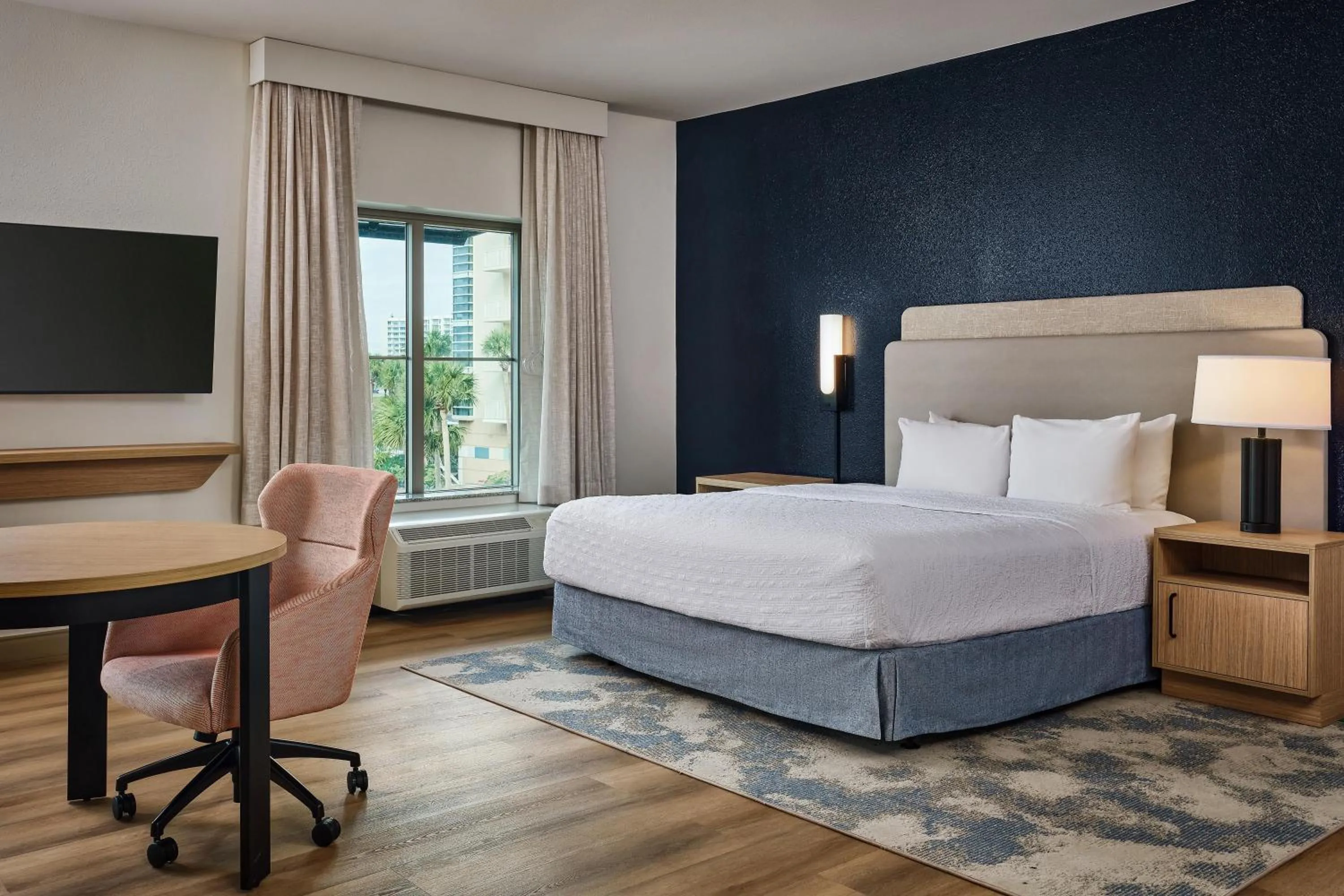 Bed in Hampton Inn & Suites Destin