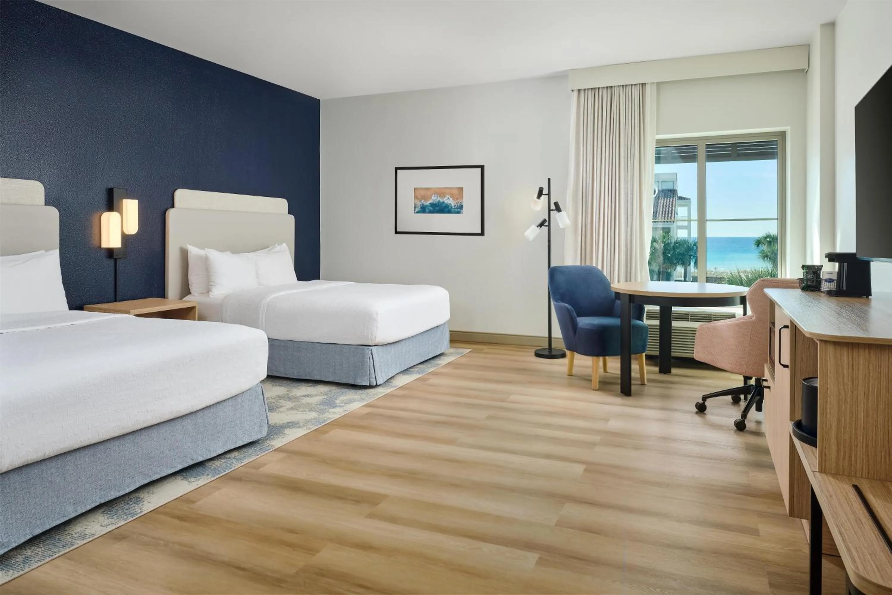 Bed in Hampton Inn & Suites Destin