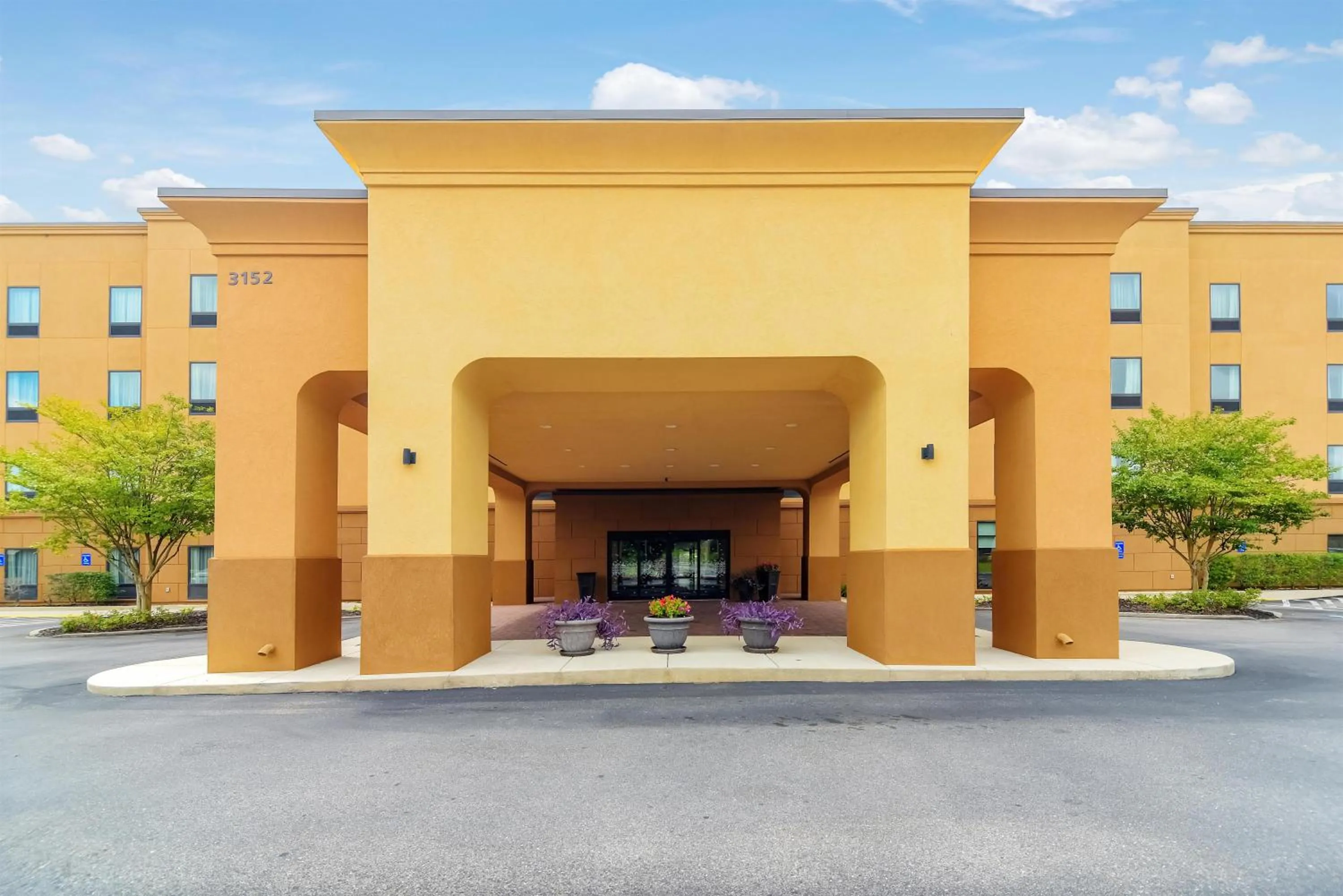 Property building in Hampton Inn Foley