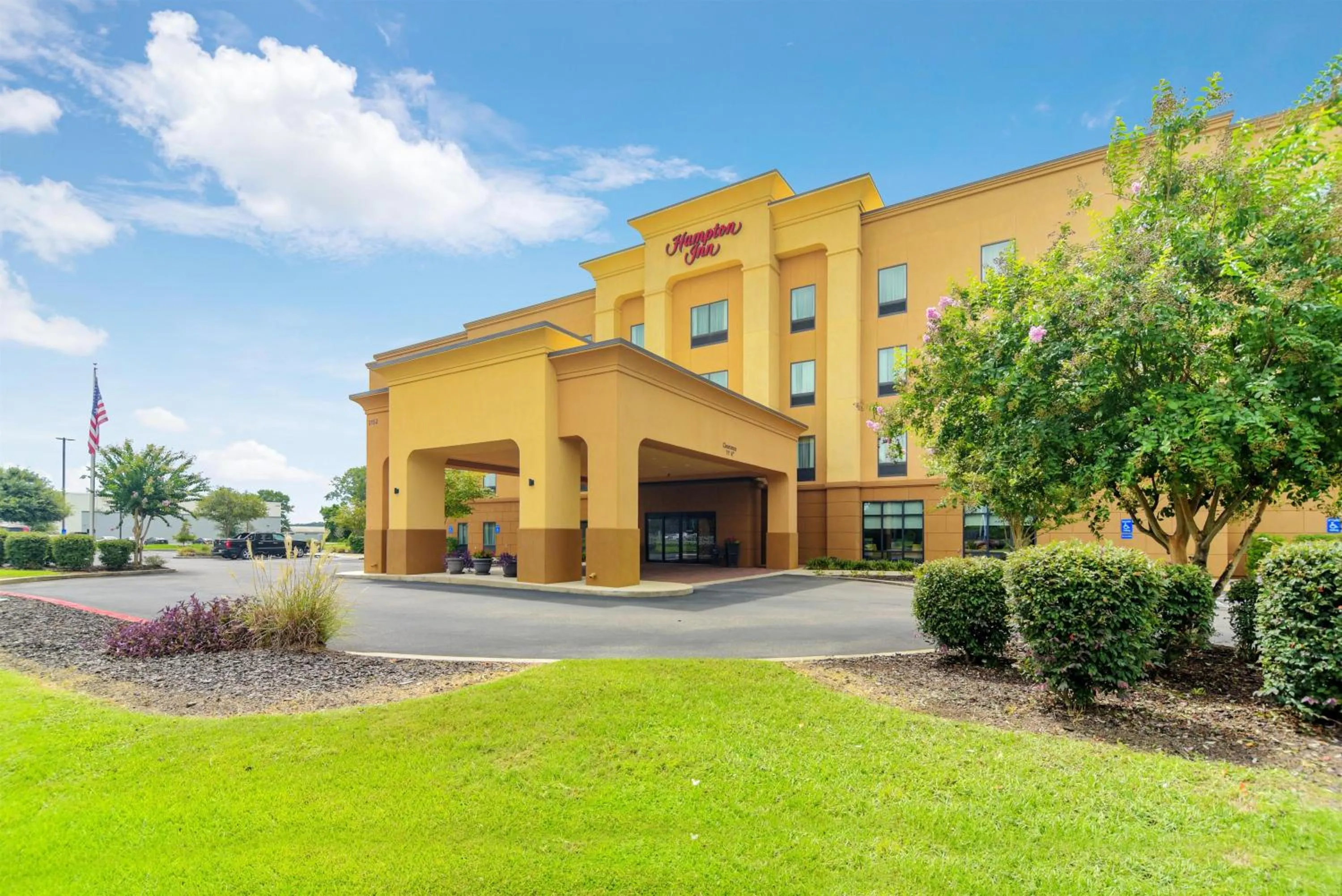 Property building in Hampton Inn Foley