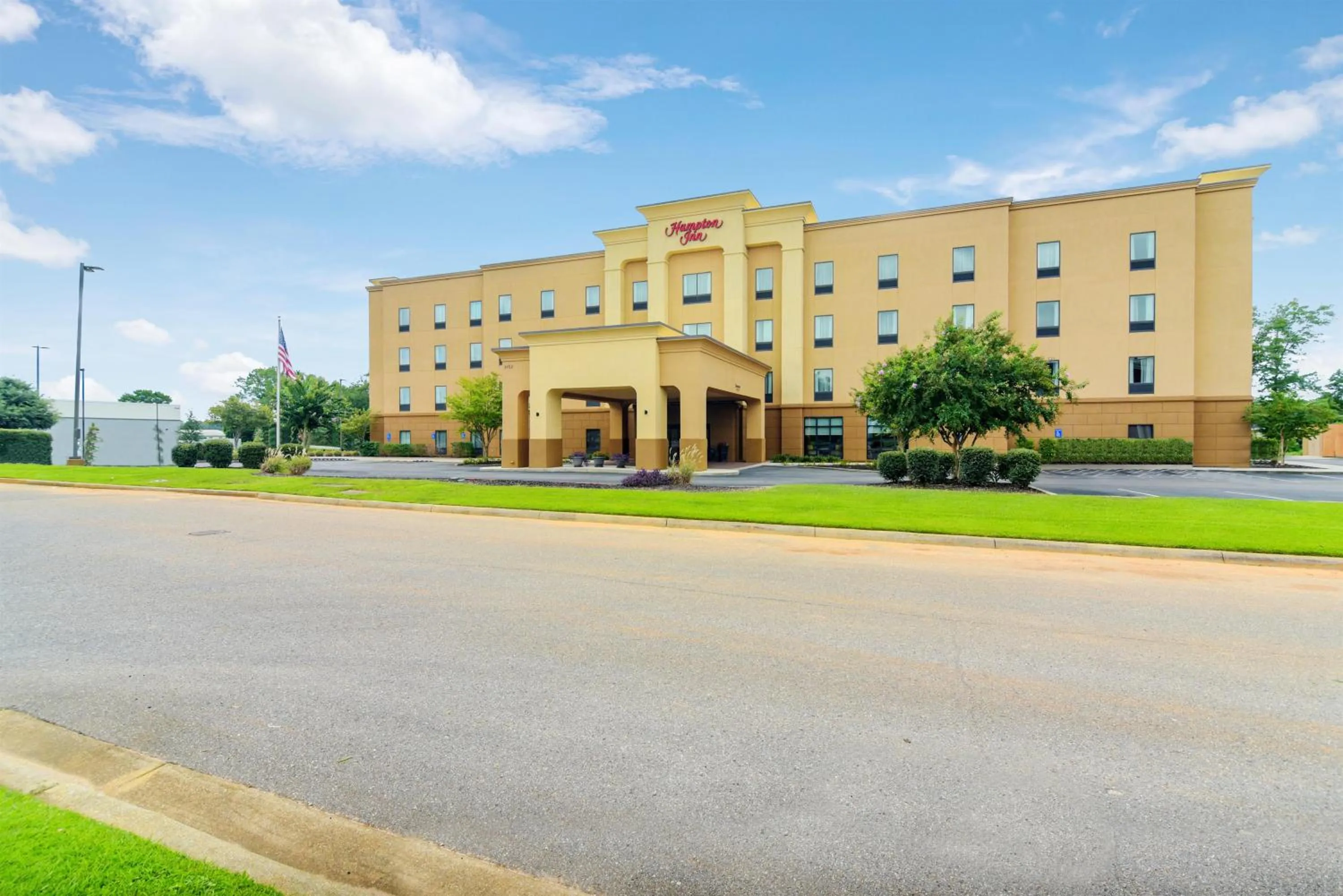 Property building in Hampton Inn Foley