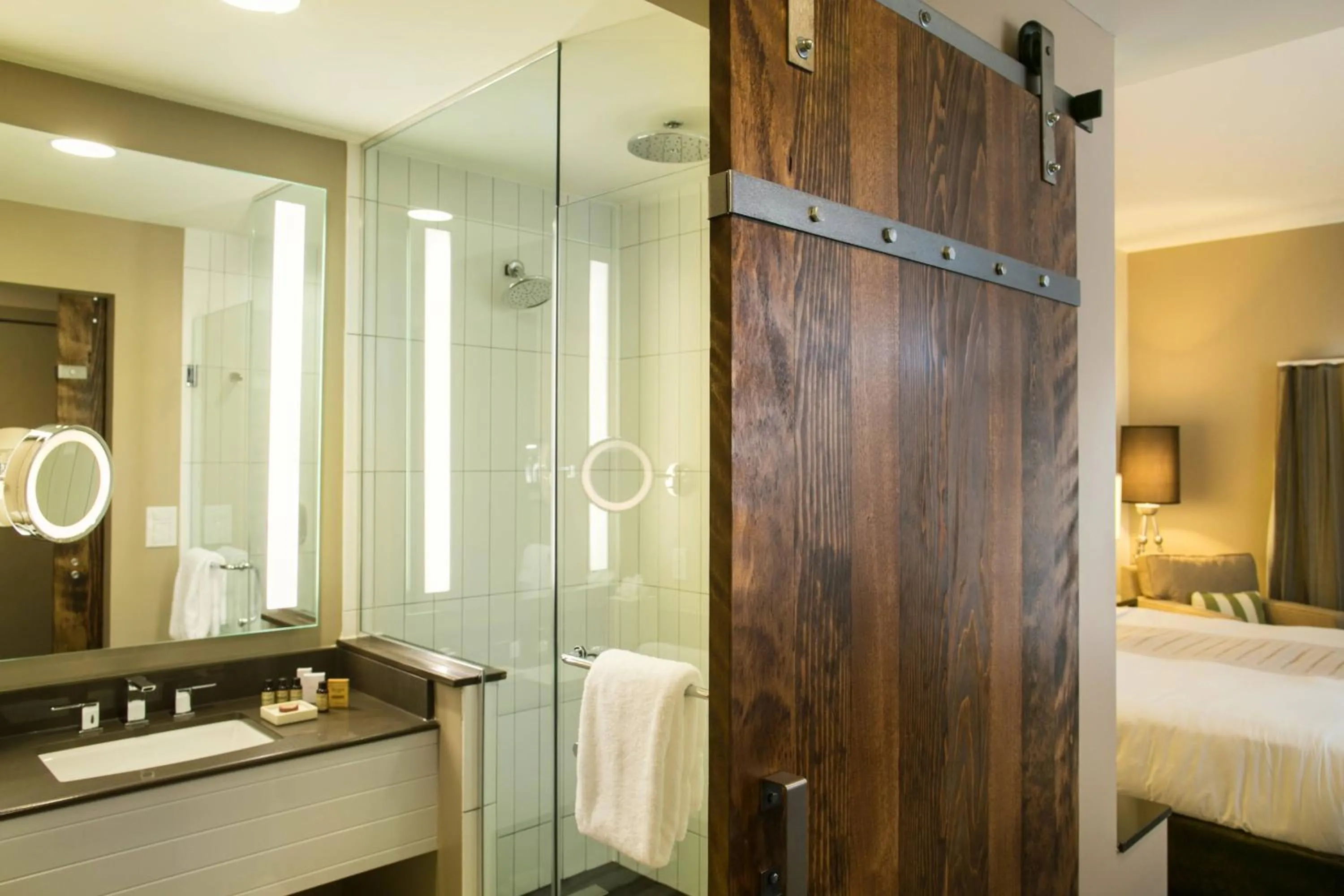 Bathroom, Bed in Epicurean Hotel, Autograph Collection