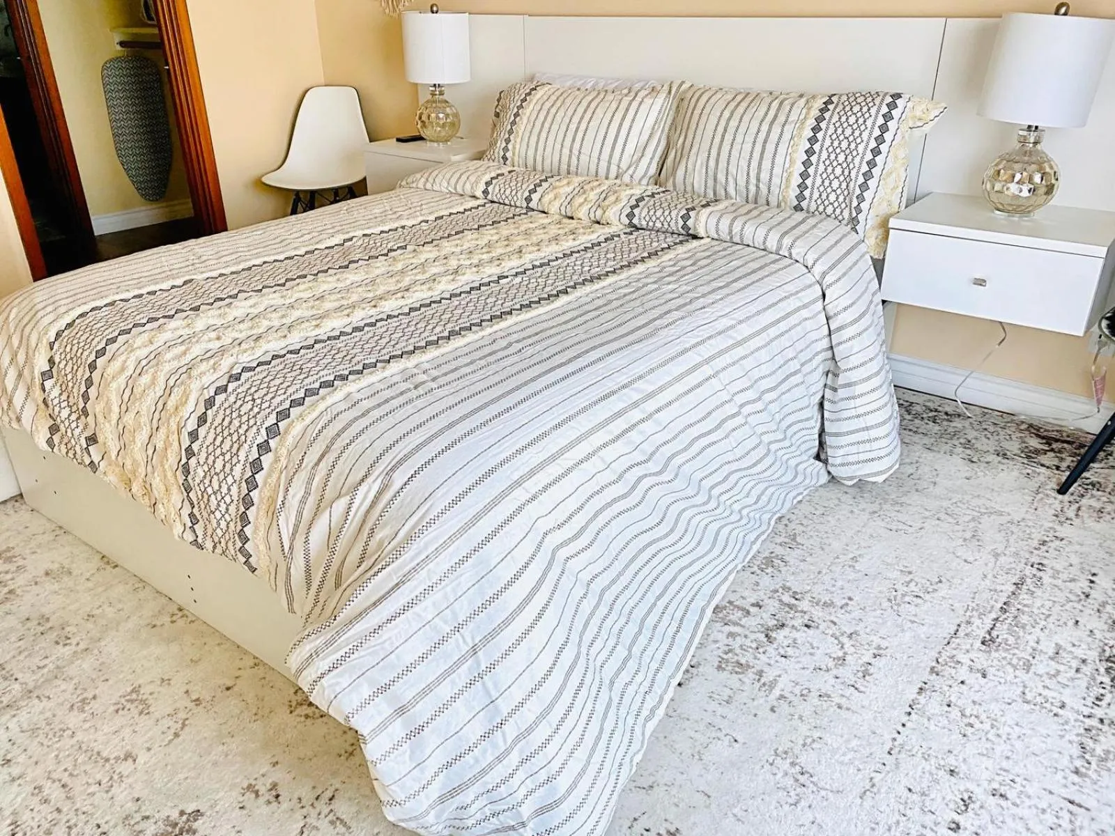 Bed in Hamilton Cove-Boho Chic Villa w/Golf Cart...No pets.