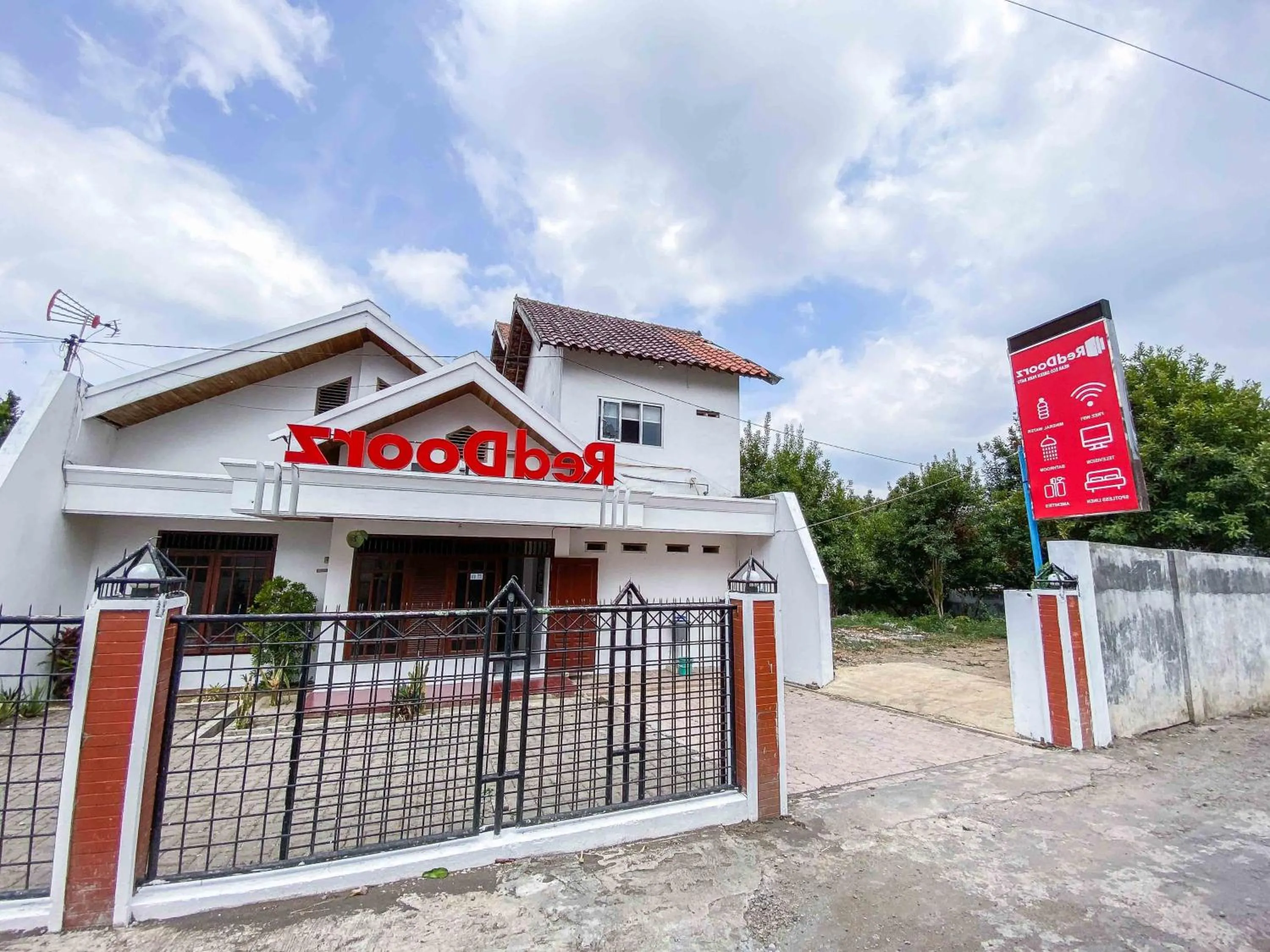 Facade/entrance in RedDoorz near Eco Green Park Batu