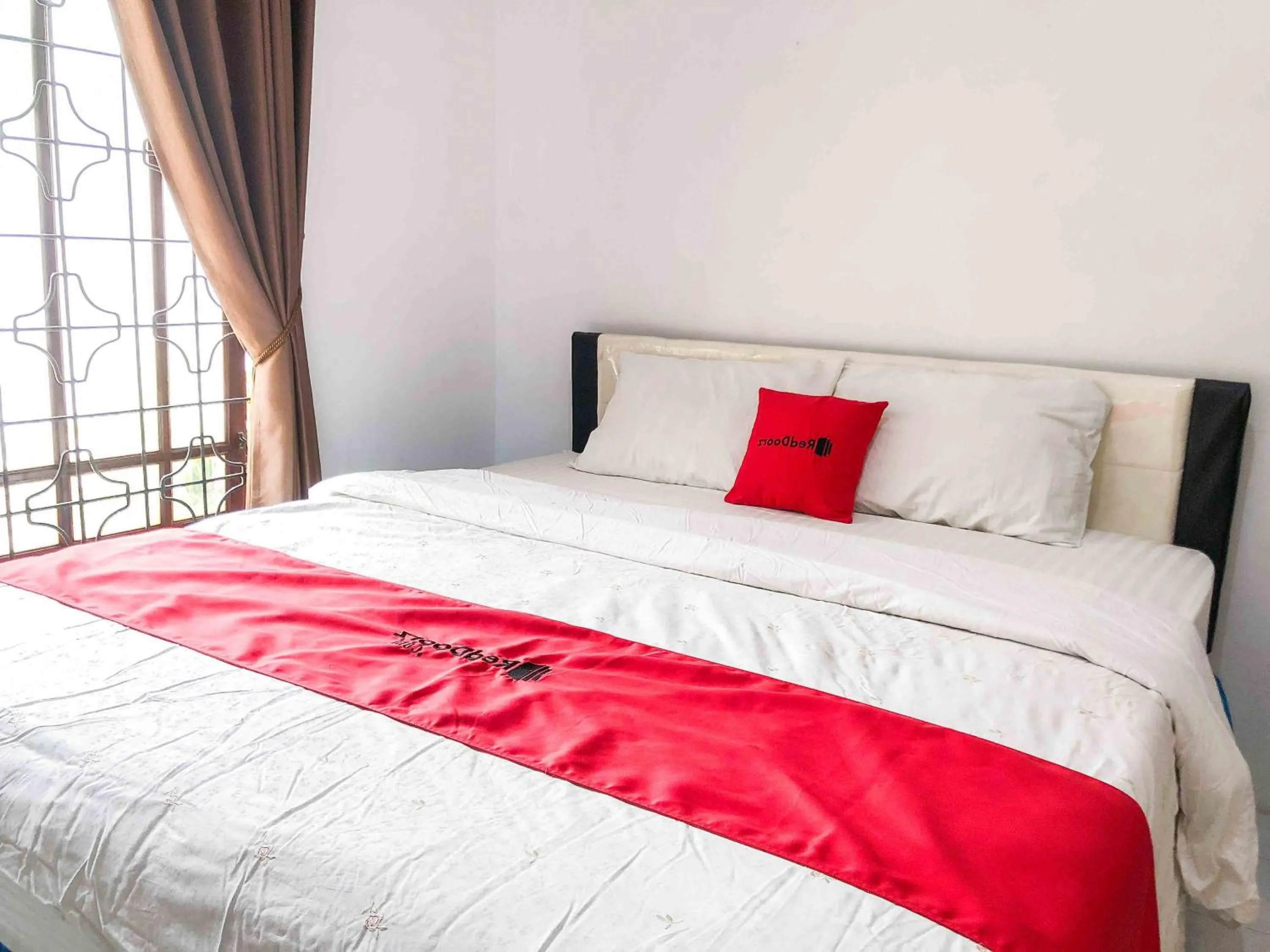 Bed in RedDoorz near Eco Green Park Batu
