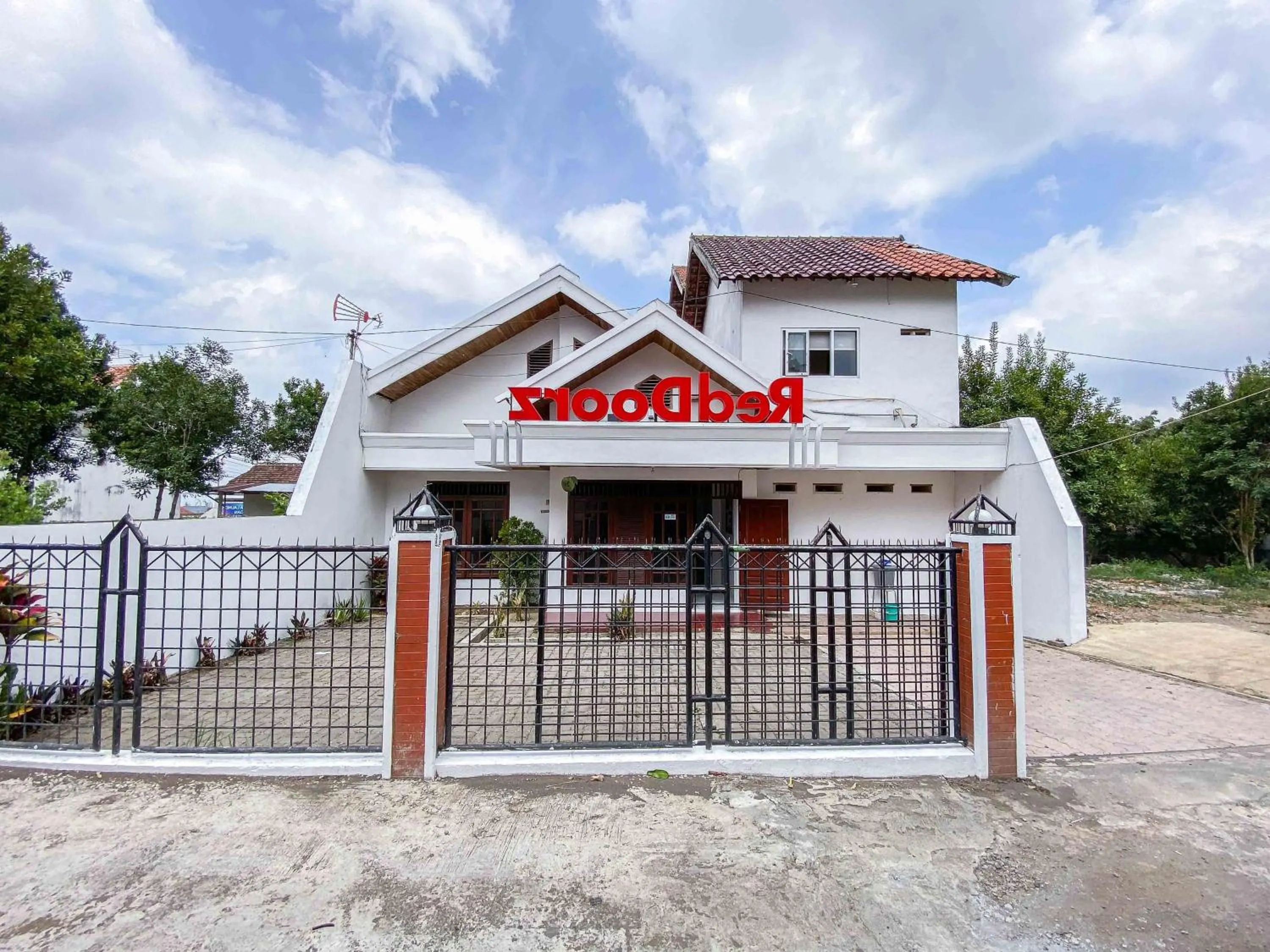 Property logo or sign in RedDoorz near Eco Green Park Batu