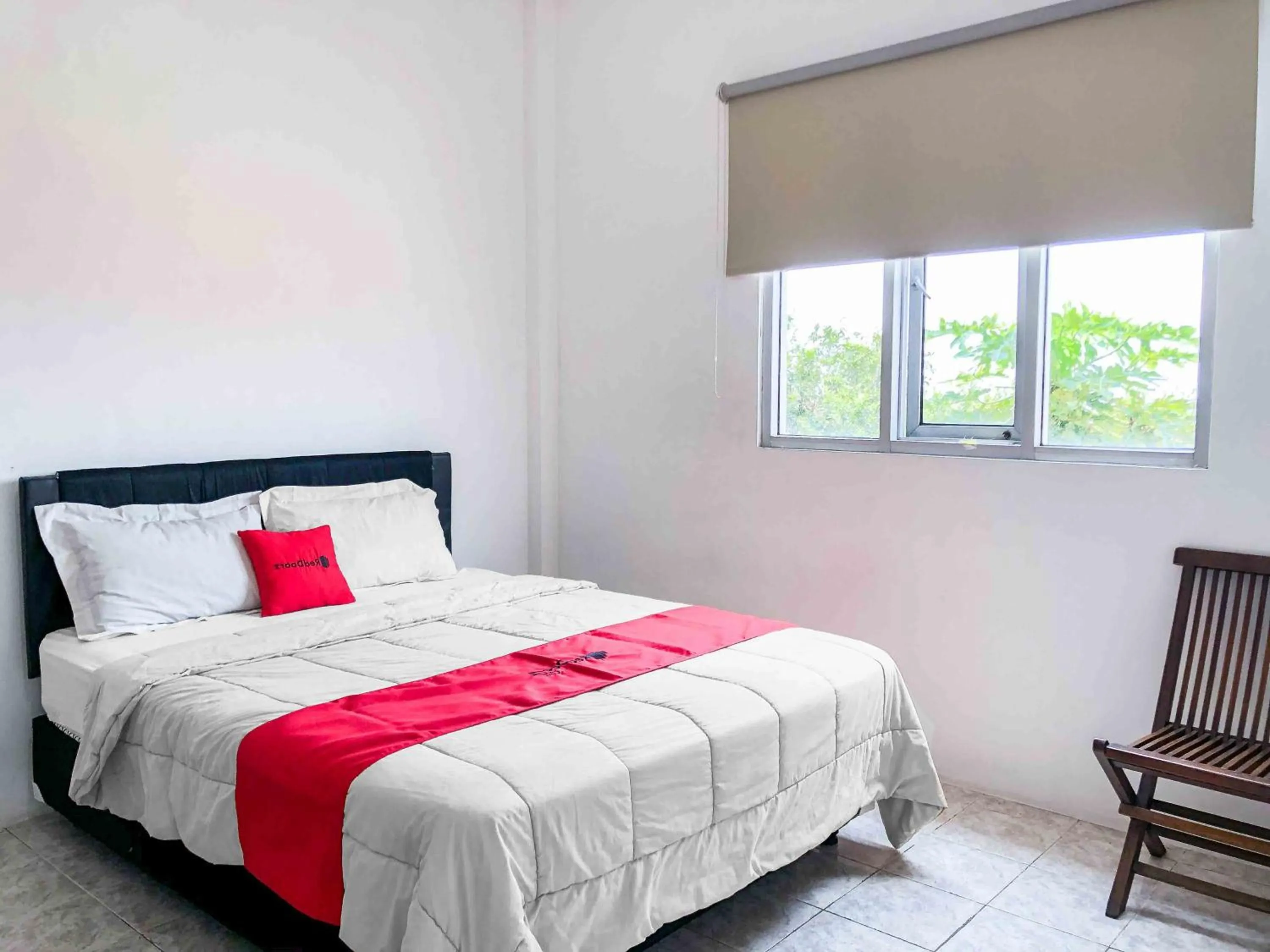Bed in RedDoorz near Eco Green Park Batu