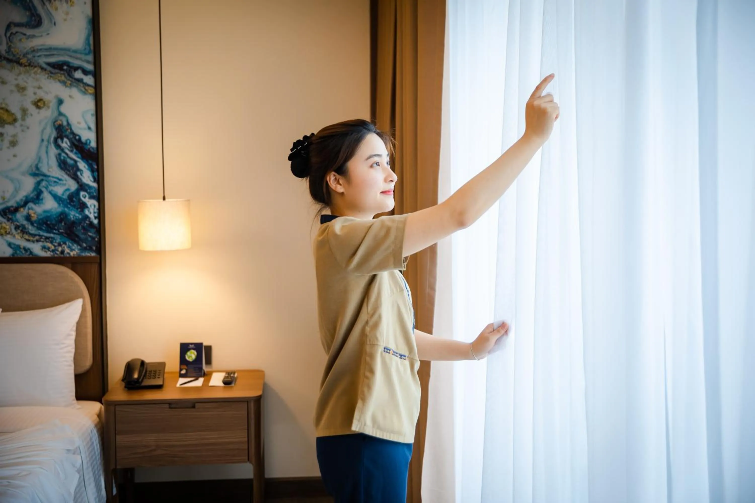 room service, Bed in Muong Thanh Luxury Ha Long Centre Hotel