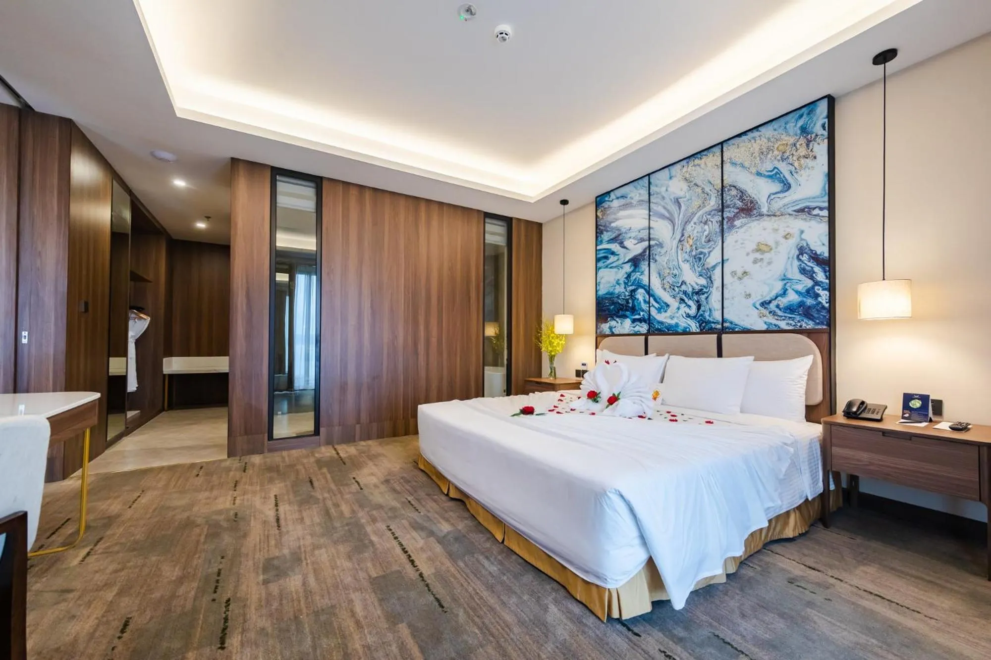Bedroom, Bed in Muong Thanh Luxury Ha Long Centre Hotel