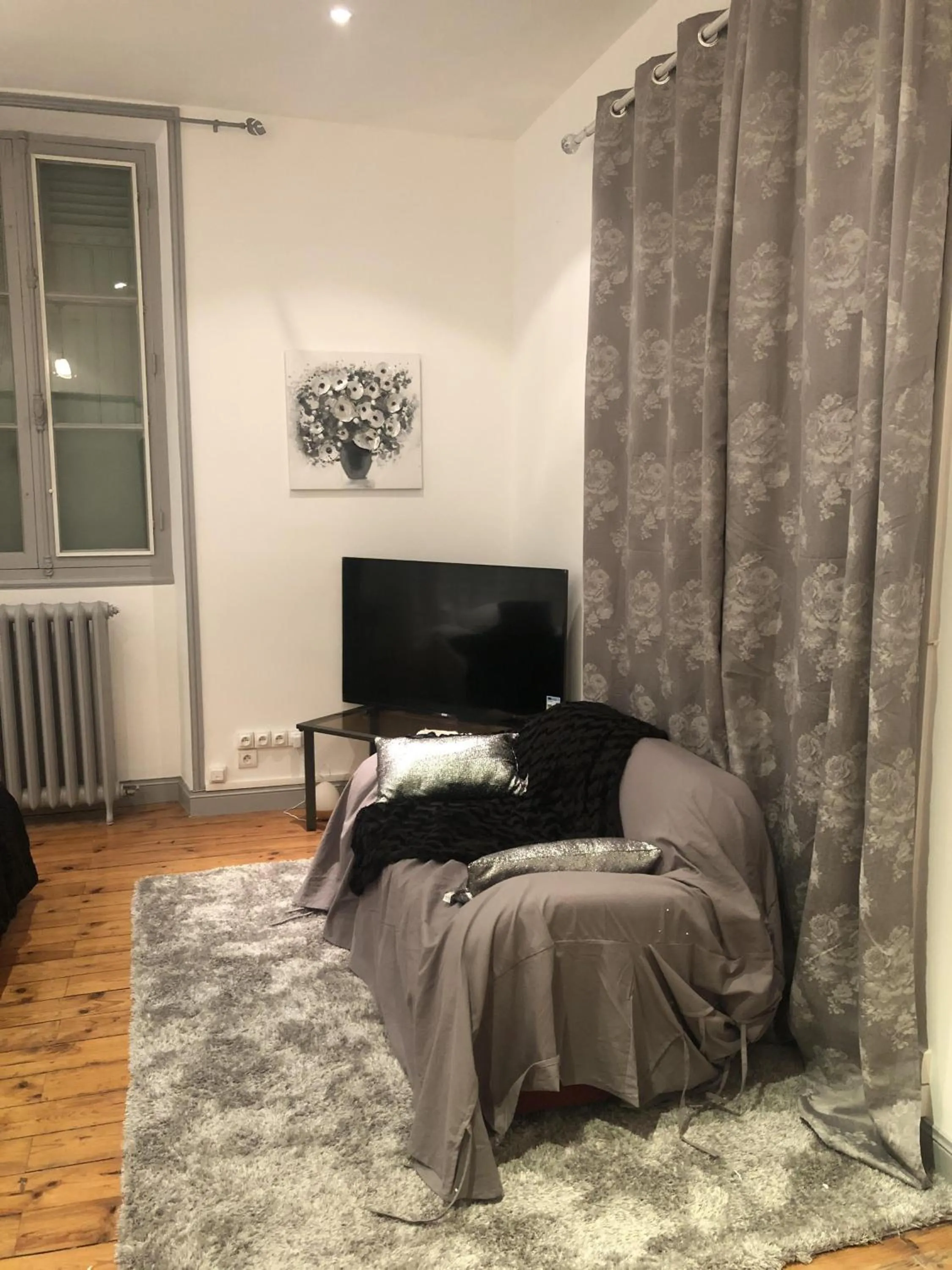 Living room, Bed in L'hommage